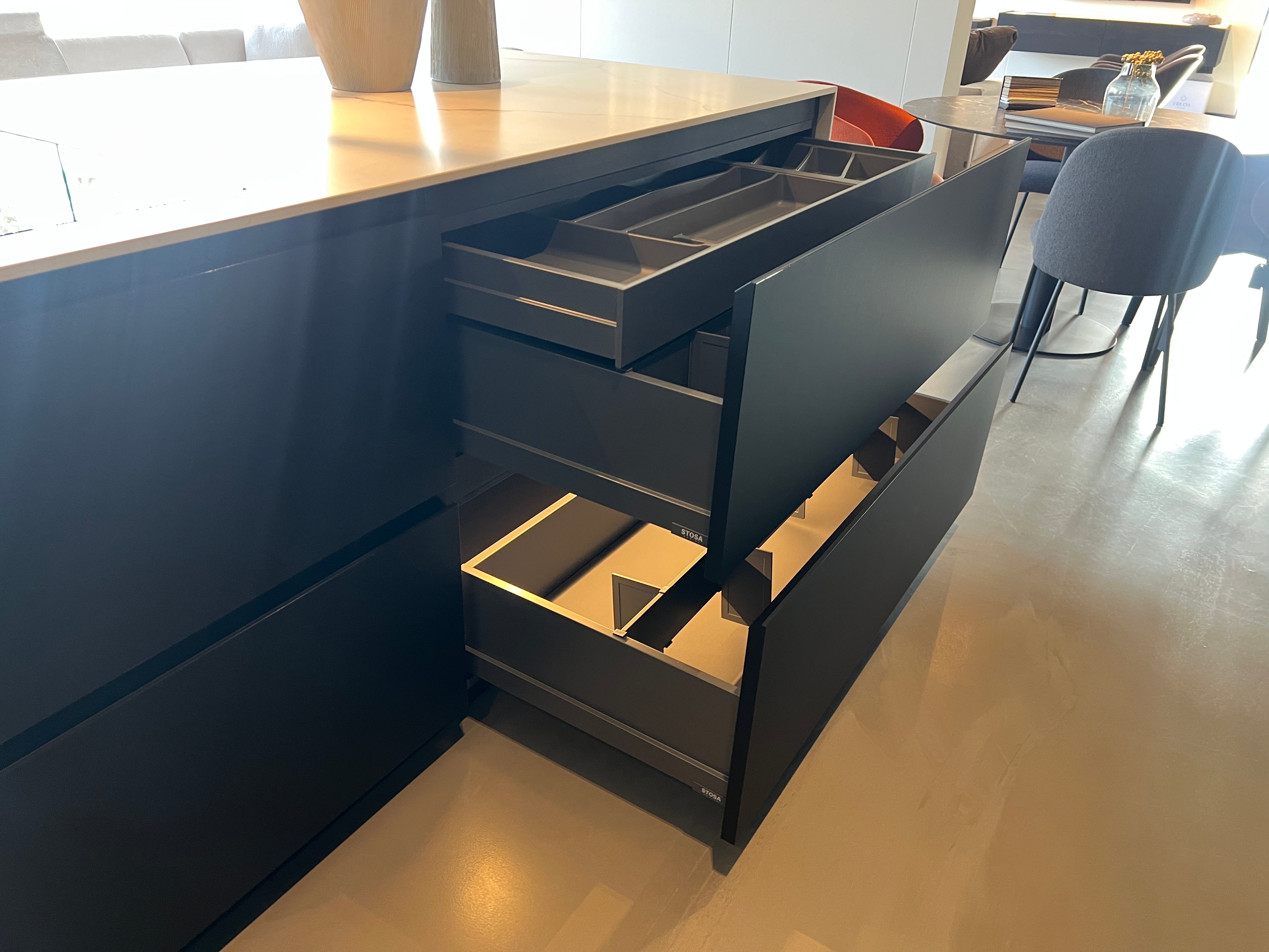 02450 - Zwart/witte luxe eilandkeuken