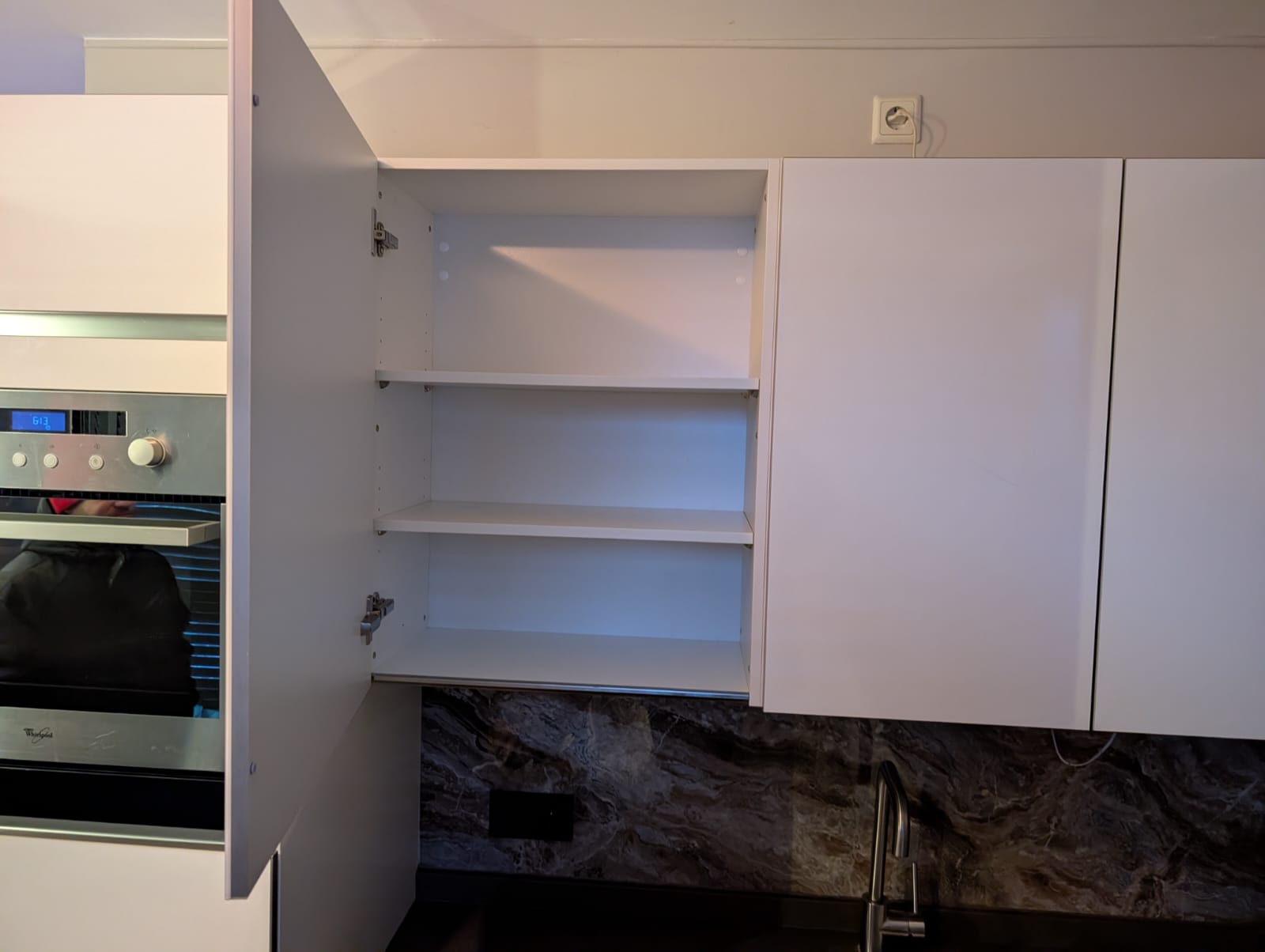 03120 - Moderne witte hoekkeuken