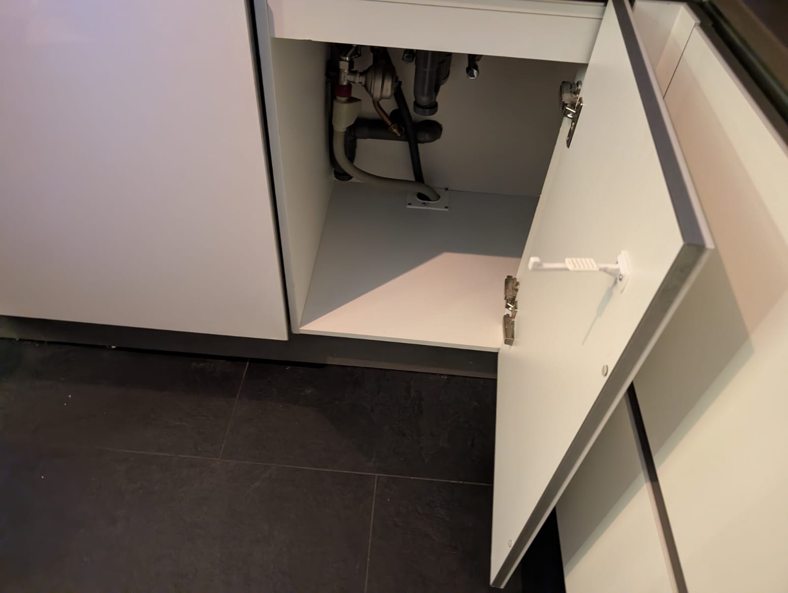 03120 - Moderne witte hoekkeuken