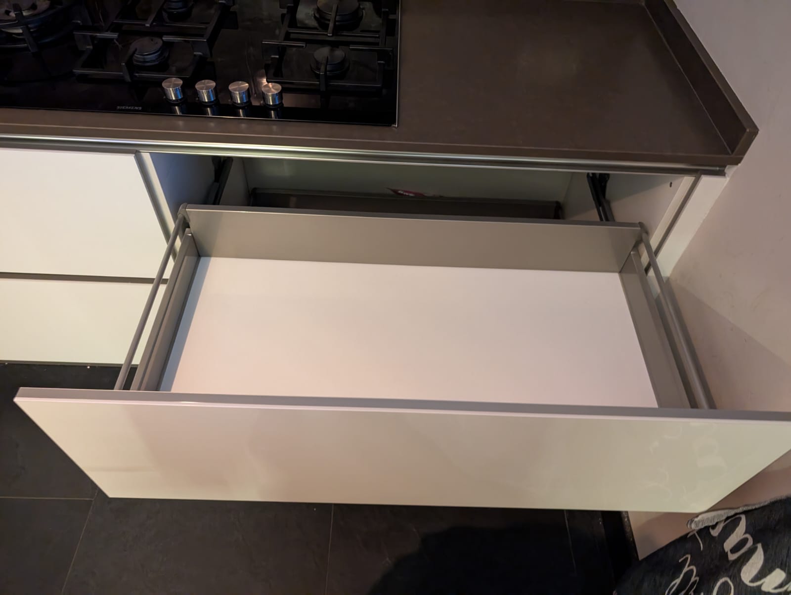 03120 - Moderne witte hoekkeuken