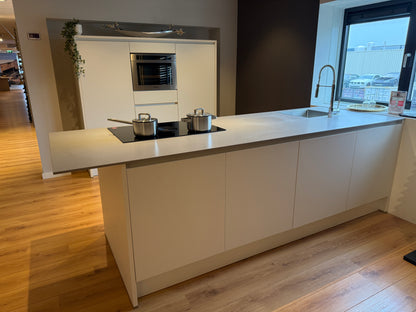 04033 - Häcker eilandkeuken met kookeiland en kastenwand