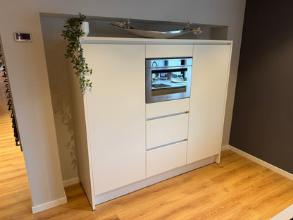 04033 - Häcker eilandkeuken met kookeiland en kastenwand