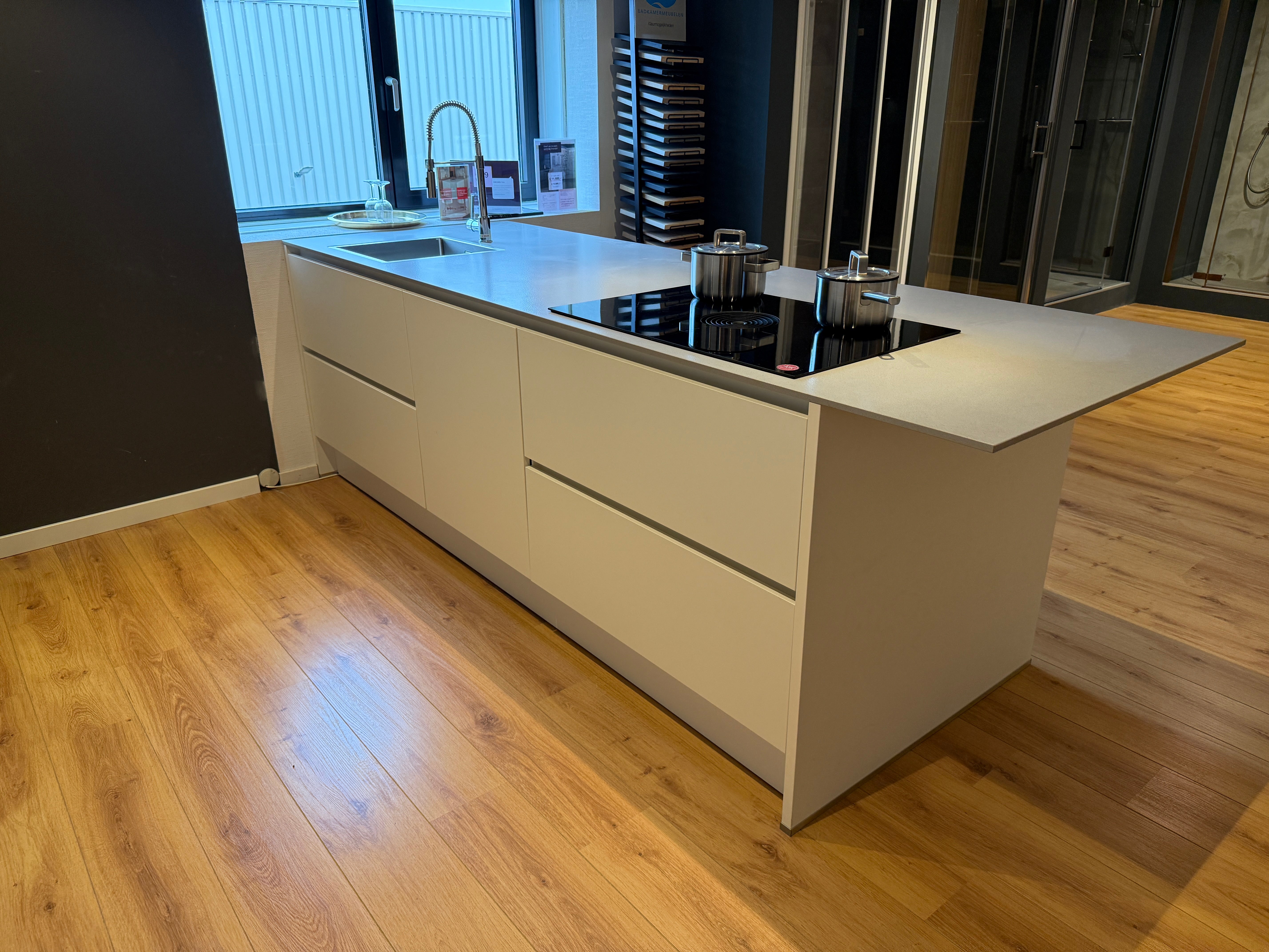 04033 - Häcker eilandkeuken met kookeiland en kastenwand