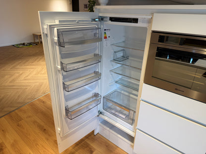 04033 - Häcker eilandkeuken met kookeiland en kastenwand