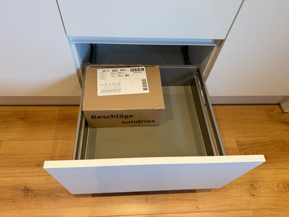 04033 - Häcker eilandkeuken met kookeiland en kastenwand