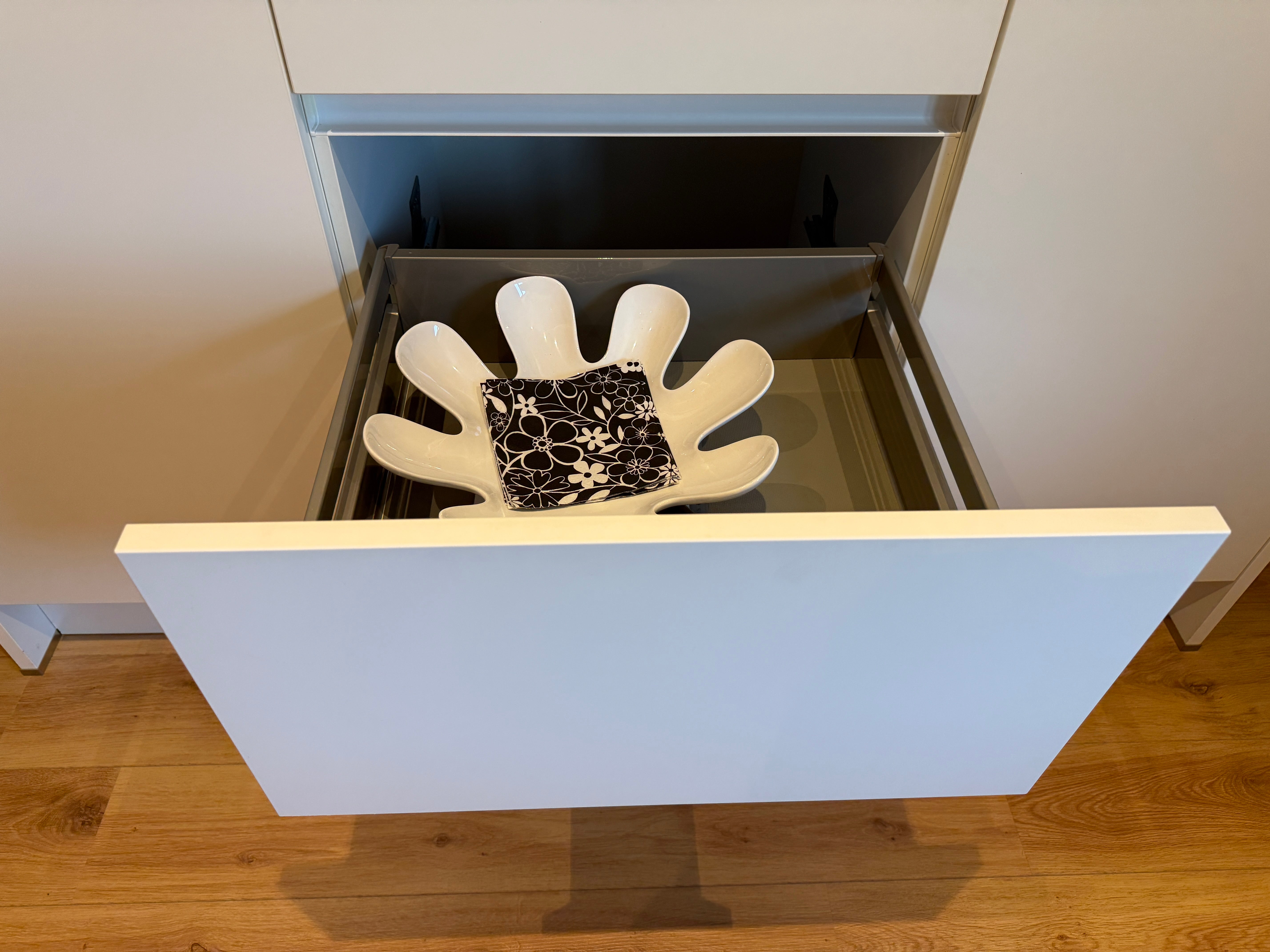 04033 - Häcker eilandkeuken met kookeiland en kastenwand