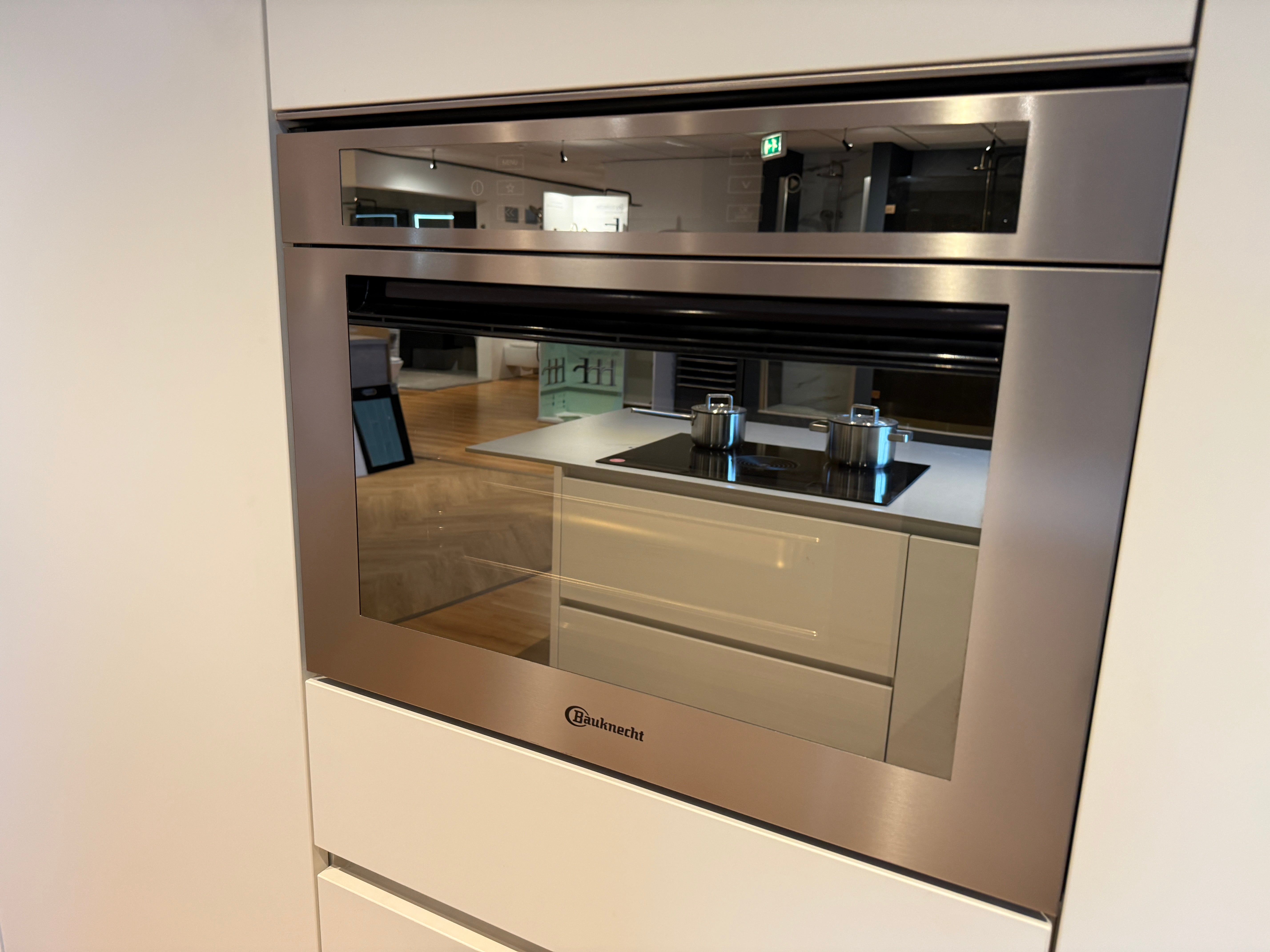 04033 - Häcker eilandkeuken met kookeiland en kastenwand