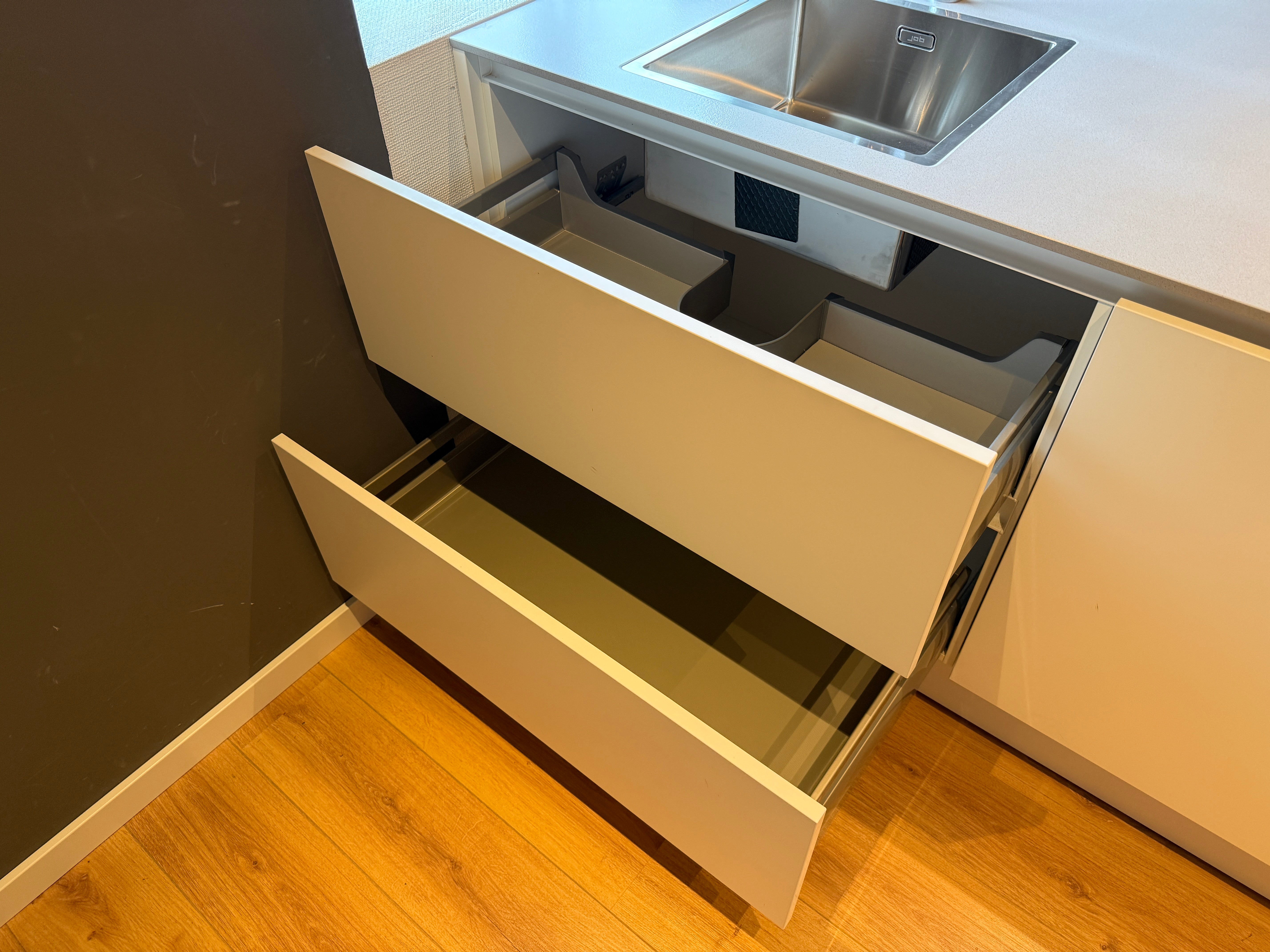04033 - Häcker eilandkeuken met kookeiland en kastenwand