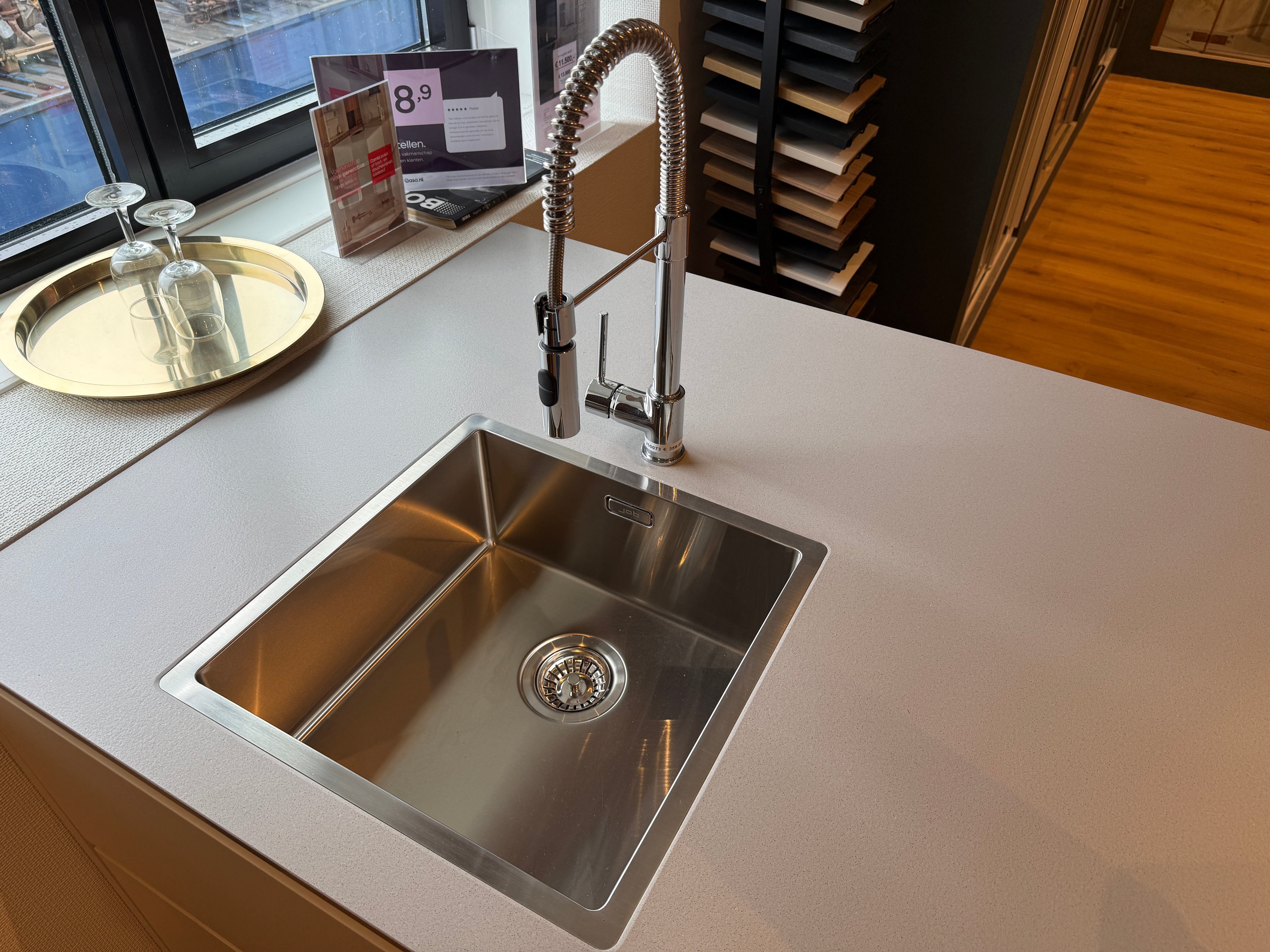 04033 - Häcker eilandkeuken met kookeiland en kastenwand