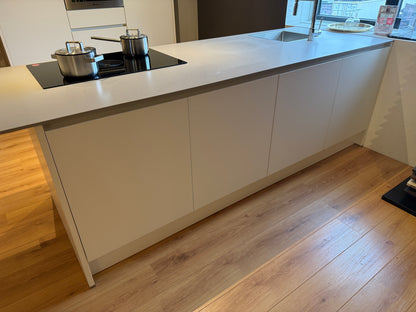 04033 - Häcker eilandkeuken met kookeiland en kastenwand