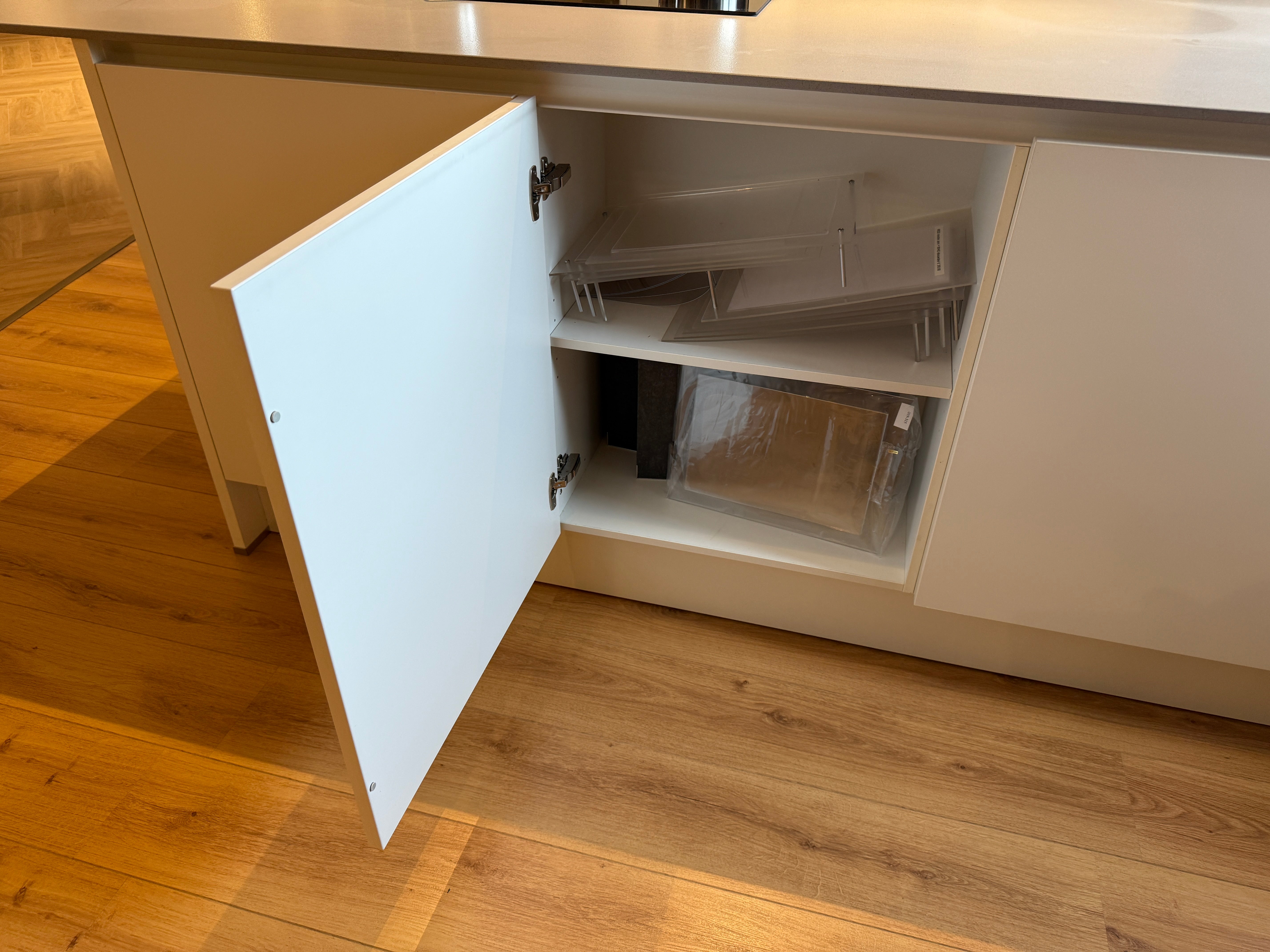 04033 - Häcker eilandkeuken met kookeiland en kastenwand