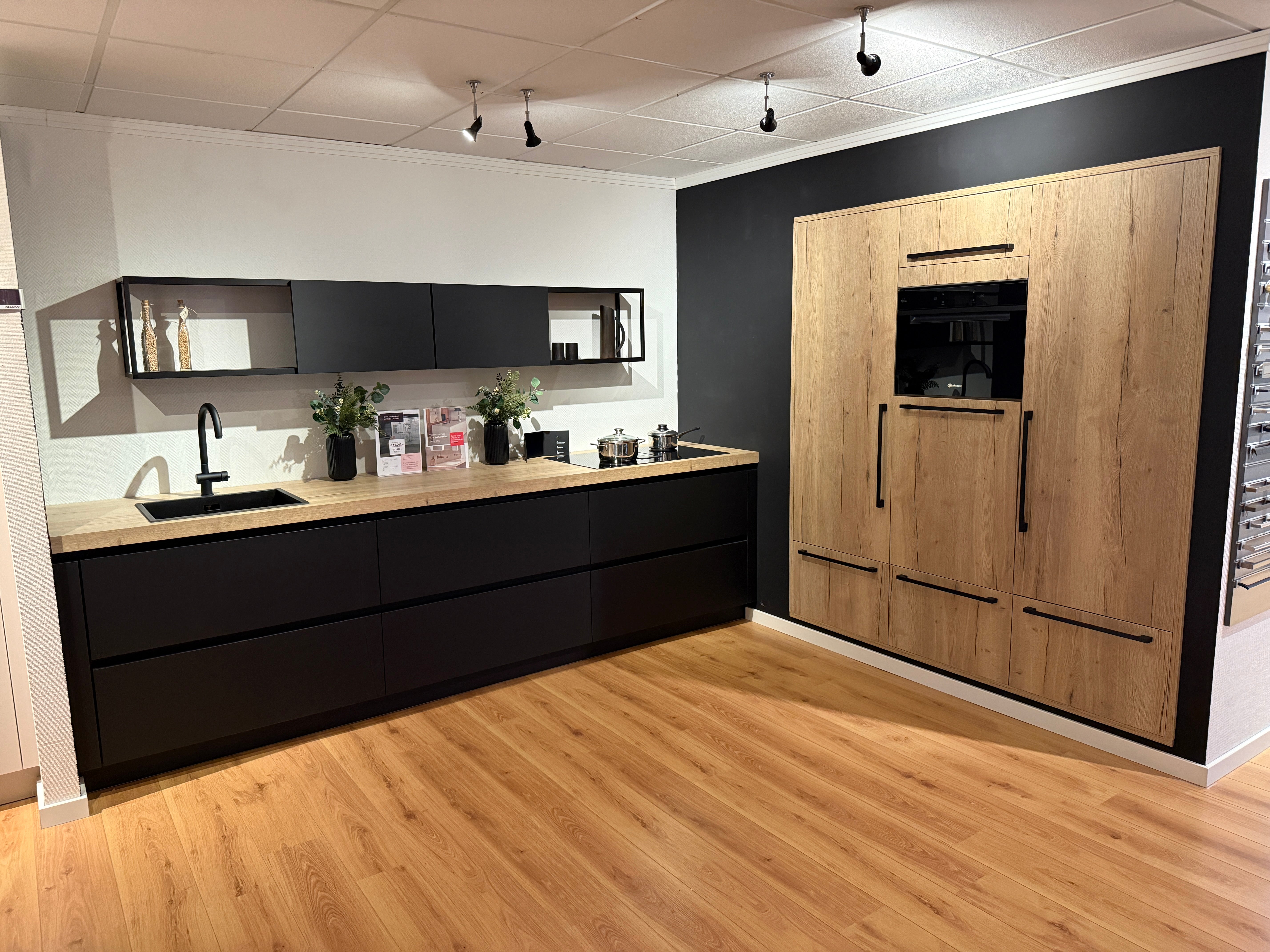 04037 - Moderne keuken met kastenwand