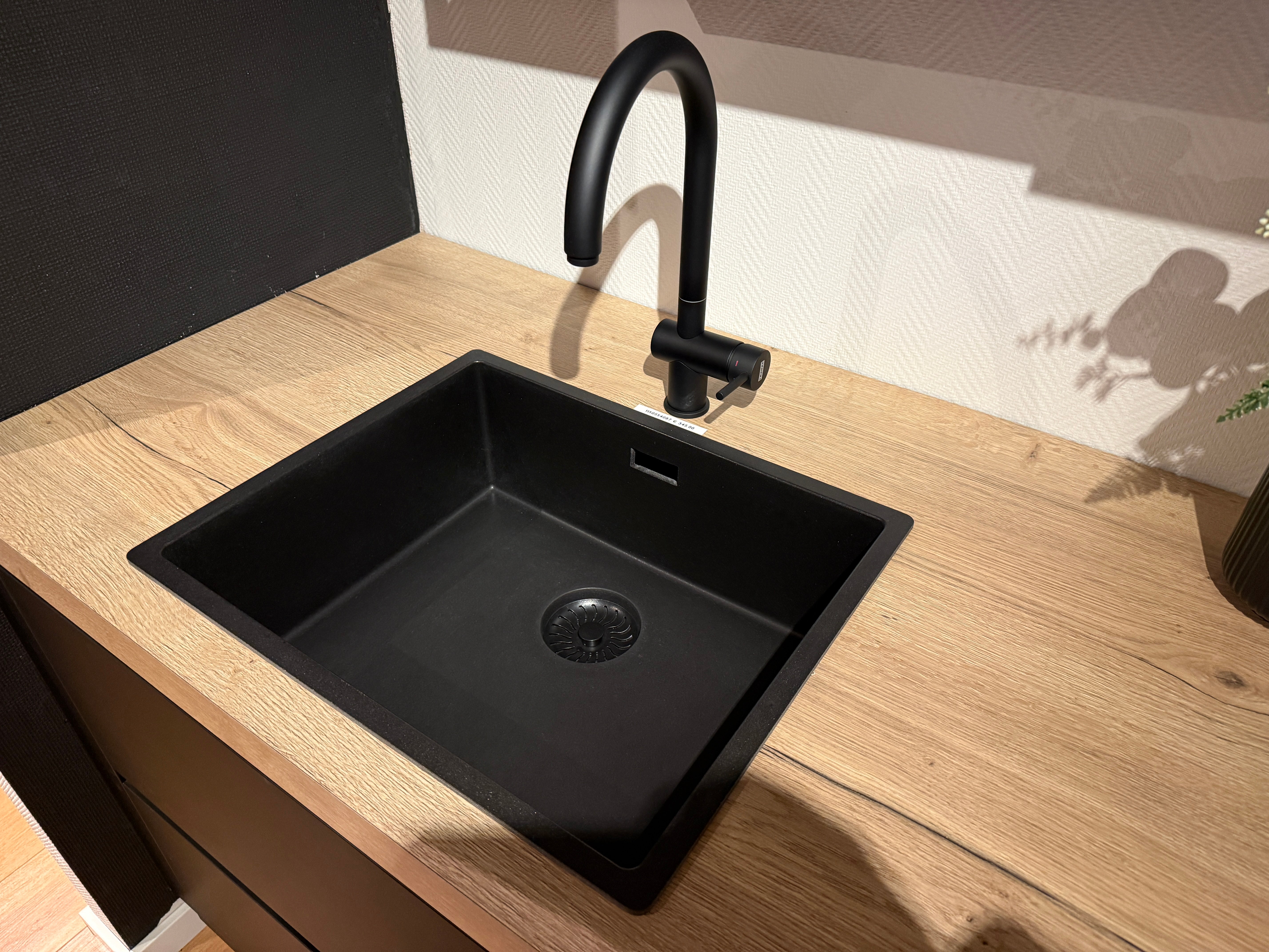 04037 - Moderne keuken met kastenwand