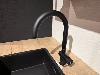 04037 - Moderne keuken met kastenwand