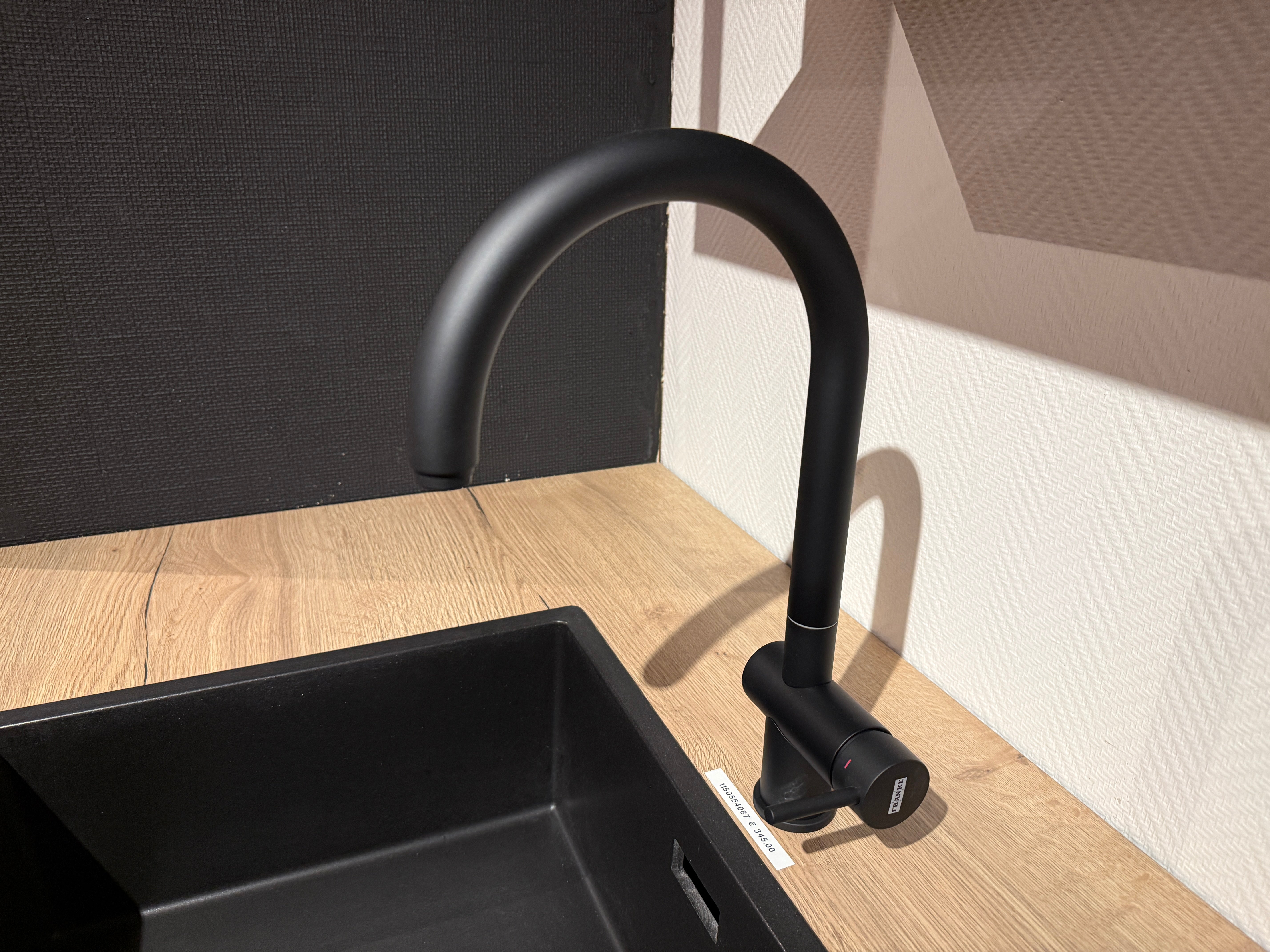 04037 - Moderne keuken met kastenwand