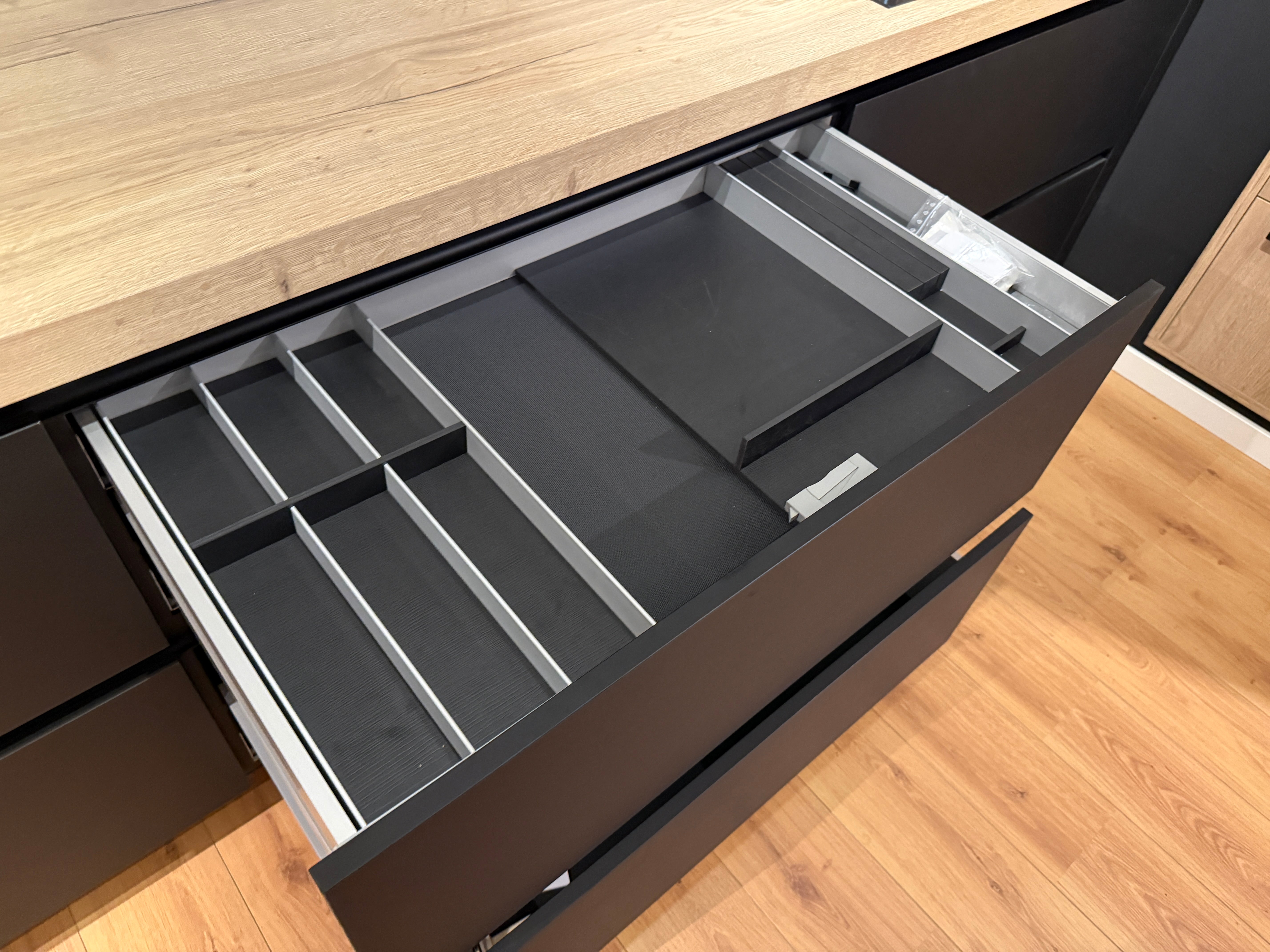 04037 - Moderne keuken met kastenwand