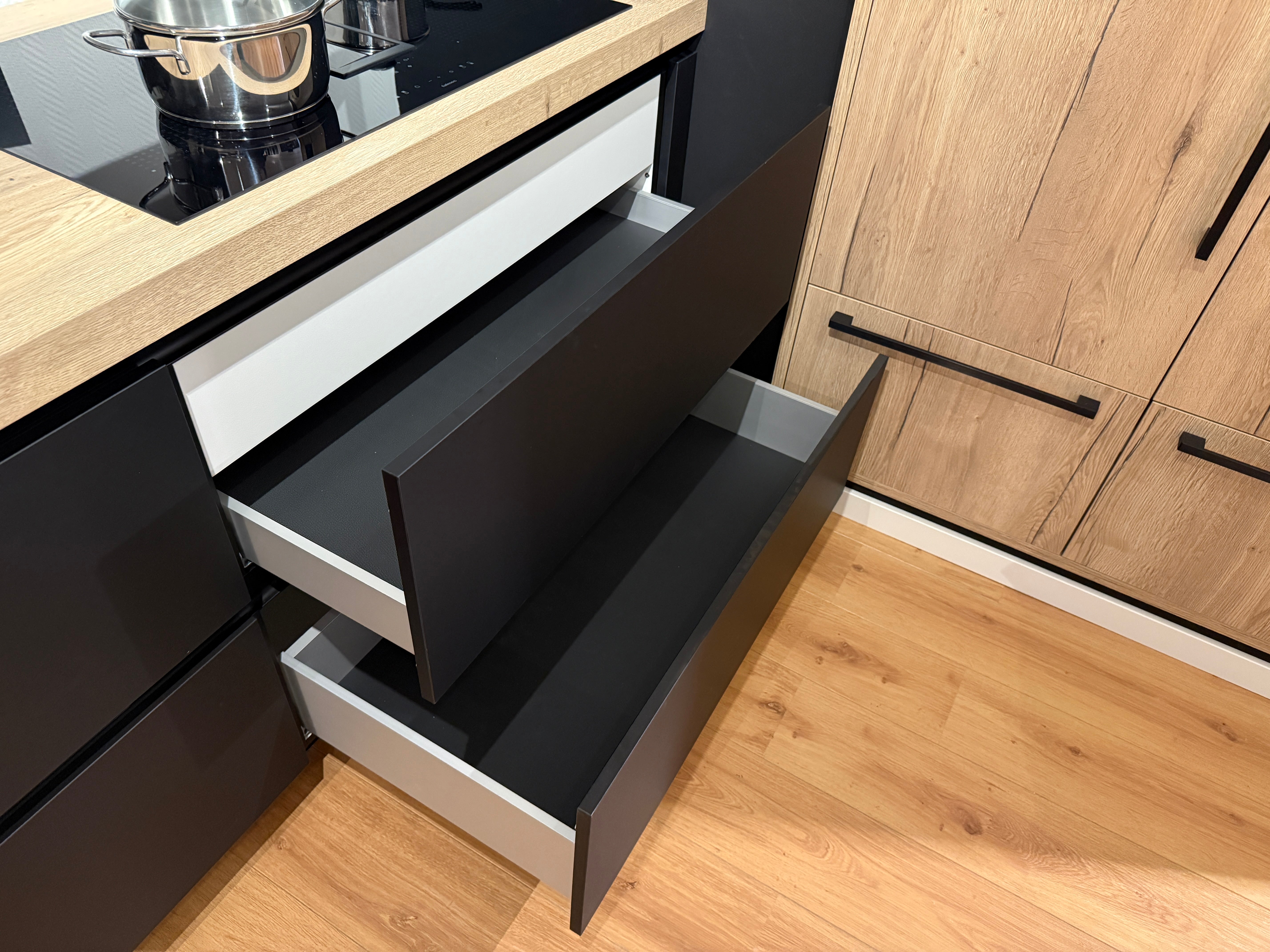 04037 - Moderne keuken met kastenwand