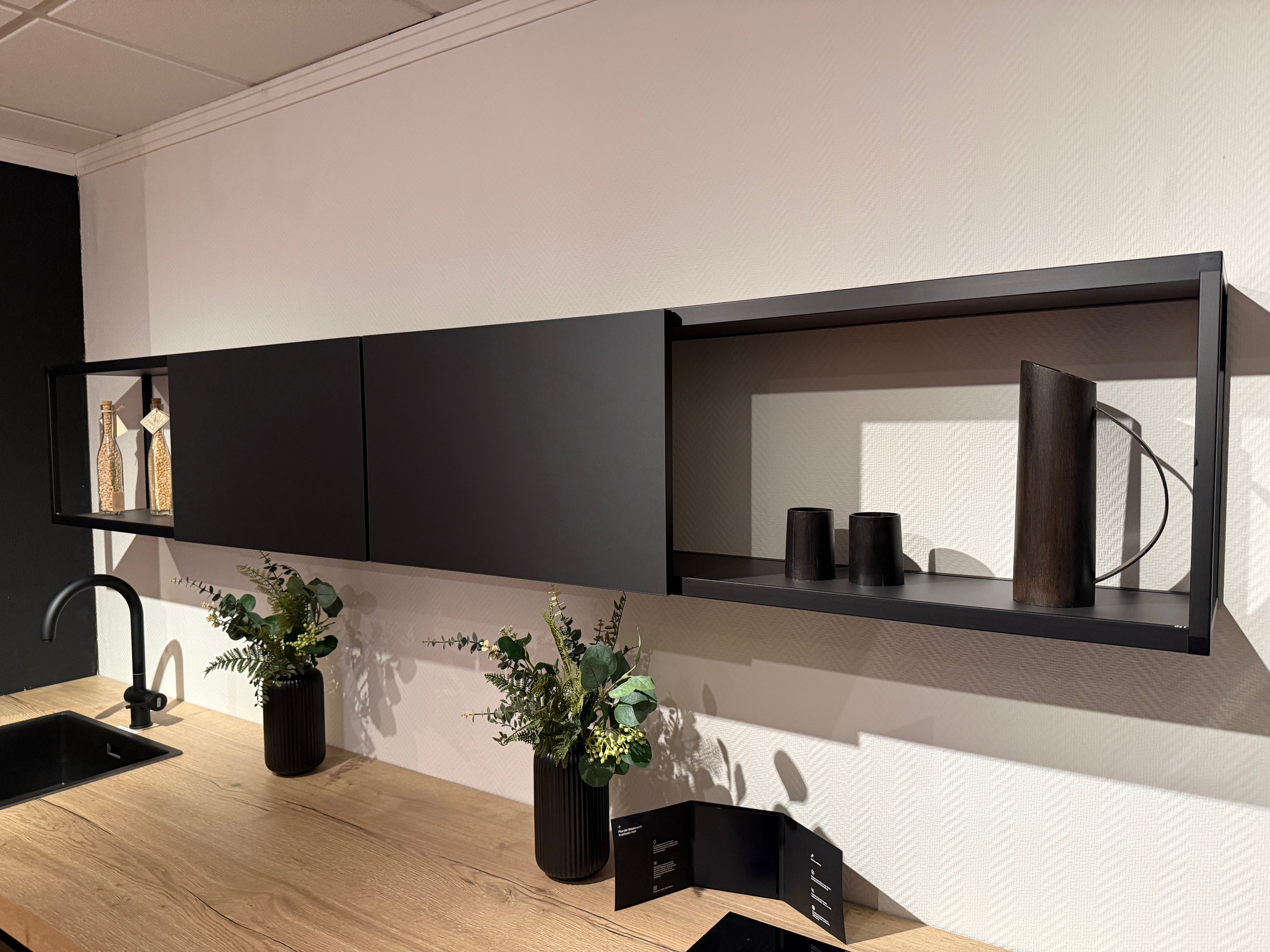 04037 - Moderne keuken met kastenwand