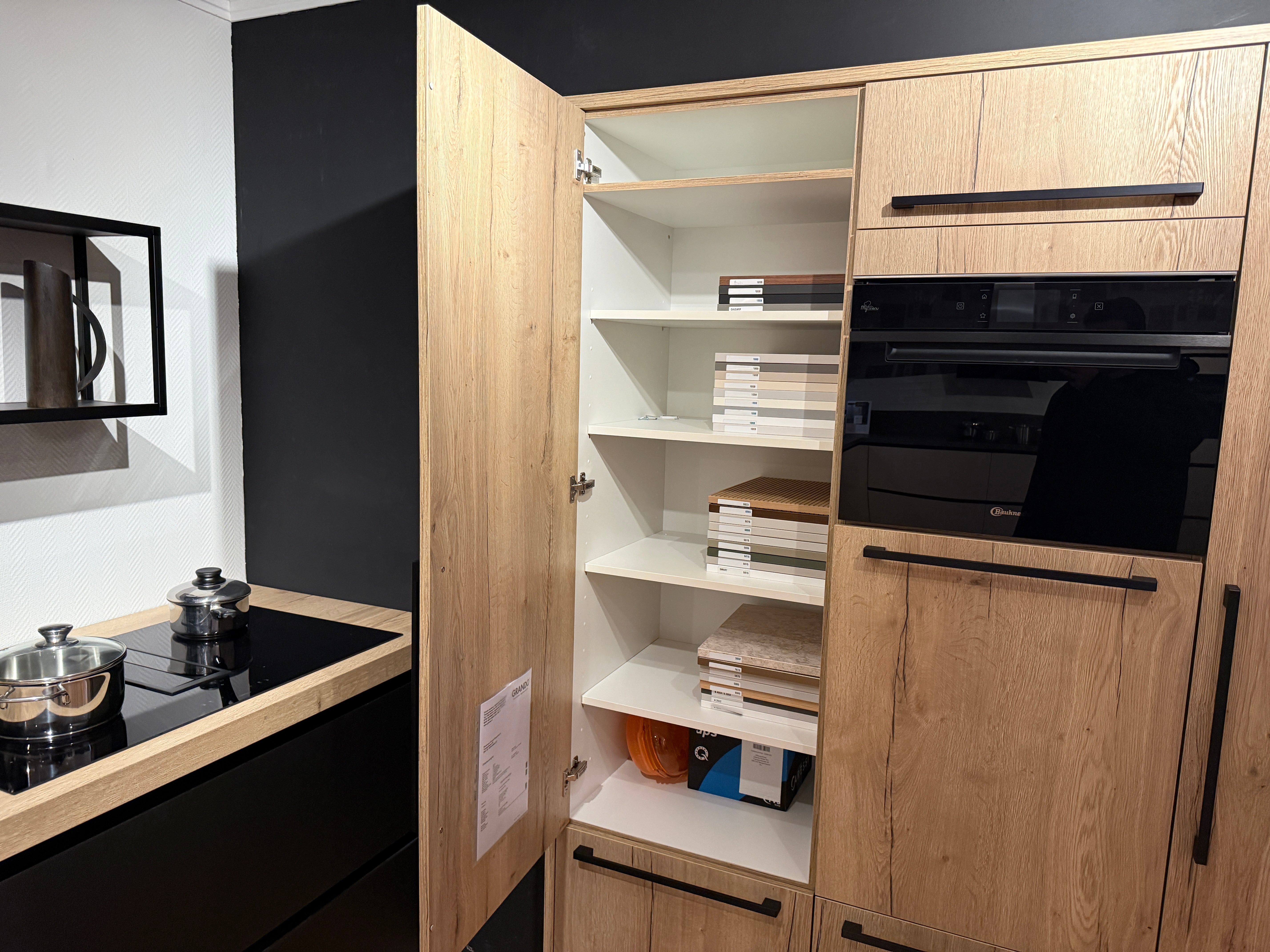 04037 - Moderne keuken met kastenwand