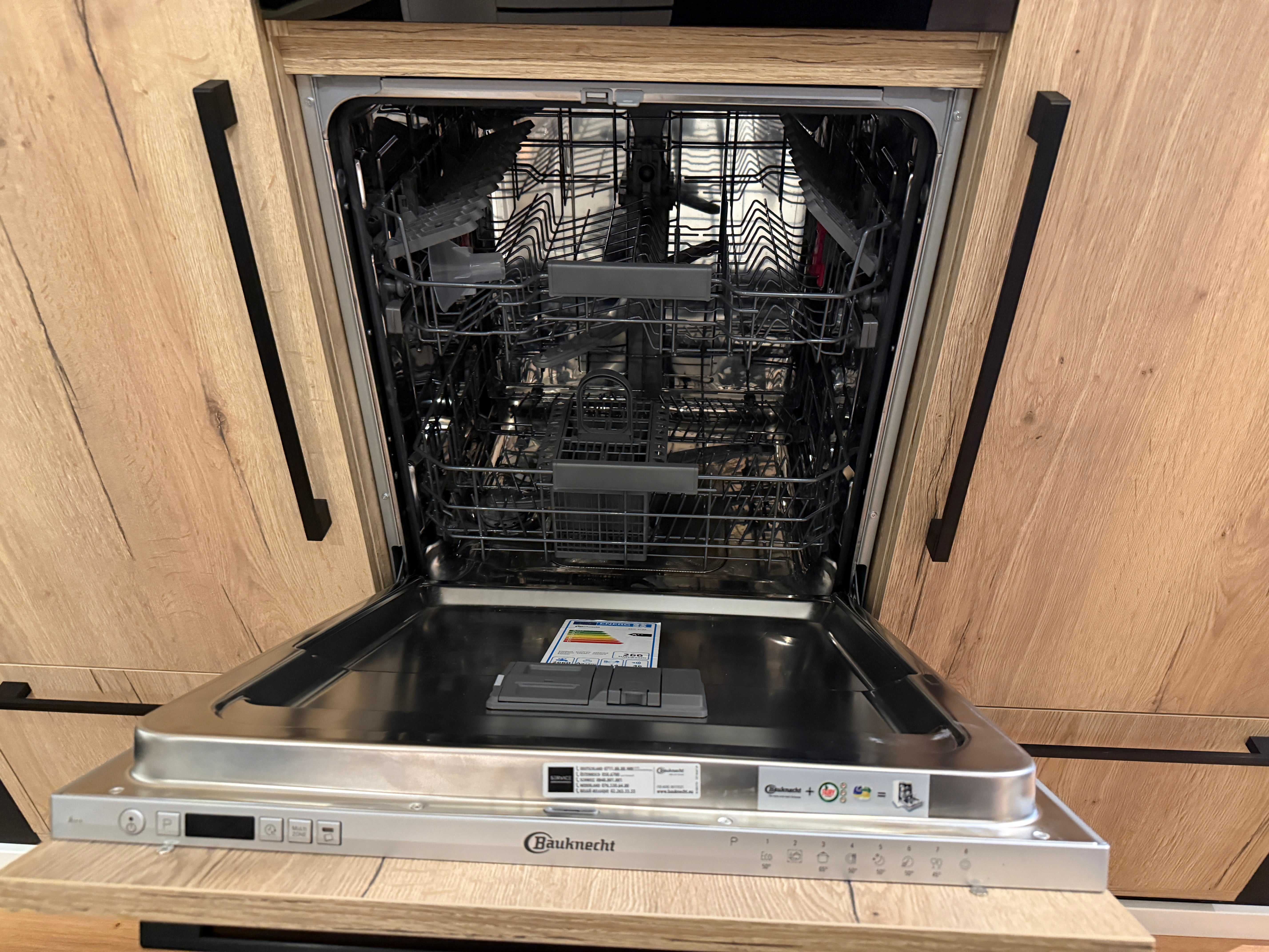 04037 - Moderne keuken met kastenwand