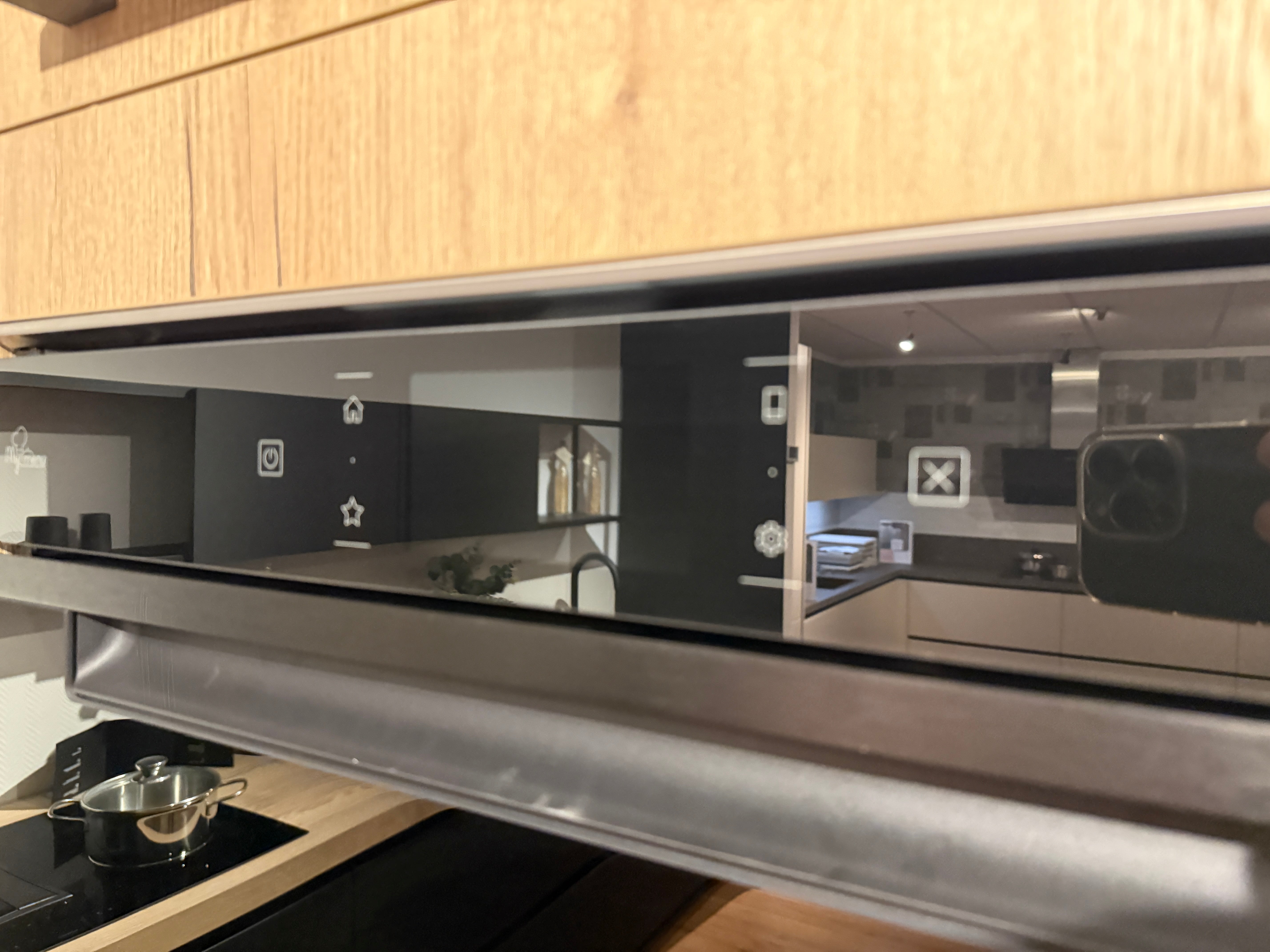 04037 - Moderne keuken met kastenwand