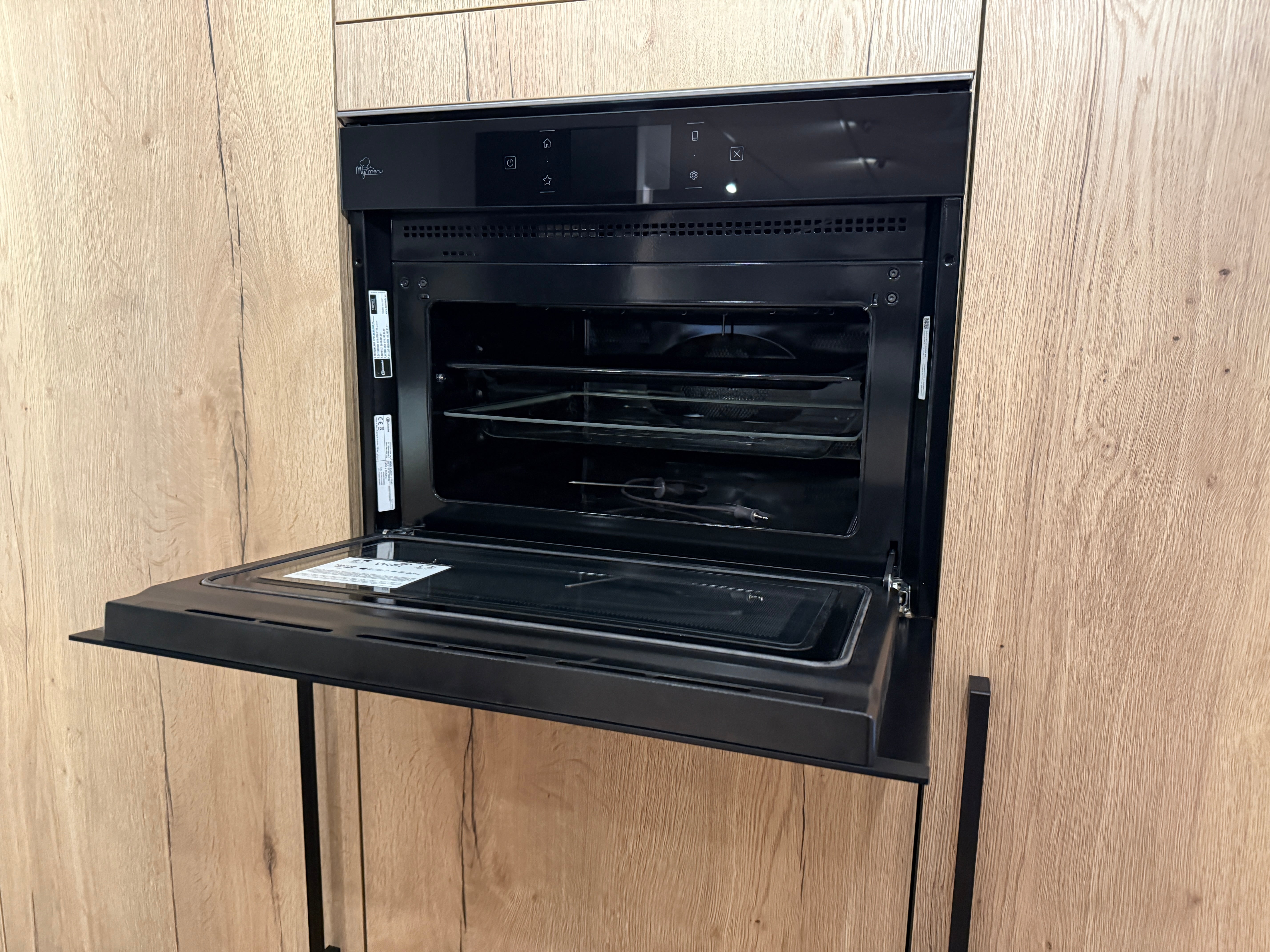 04037 - Moderne keuken met kastenwand