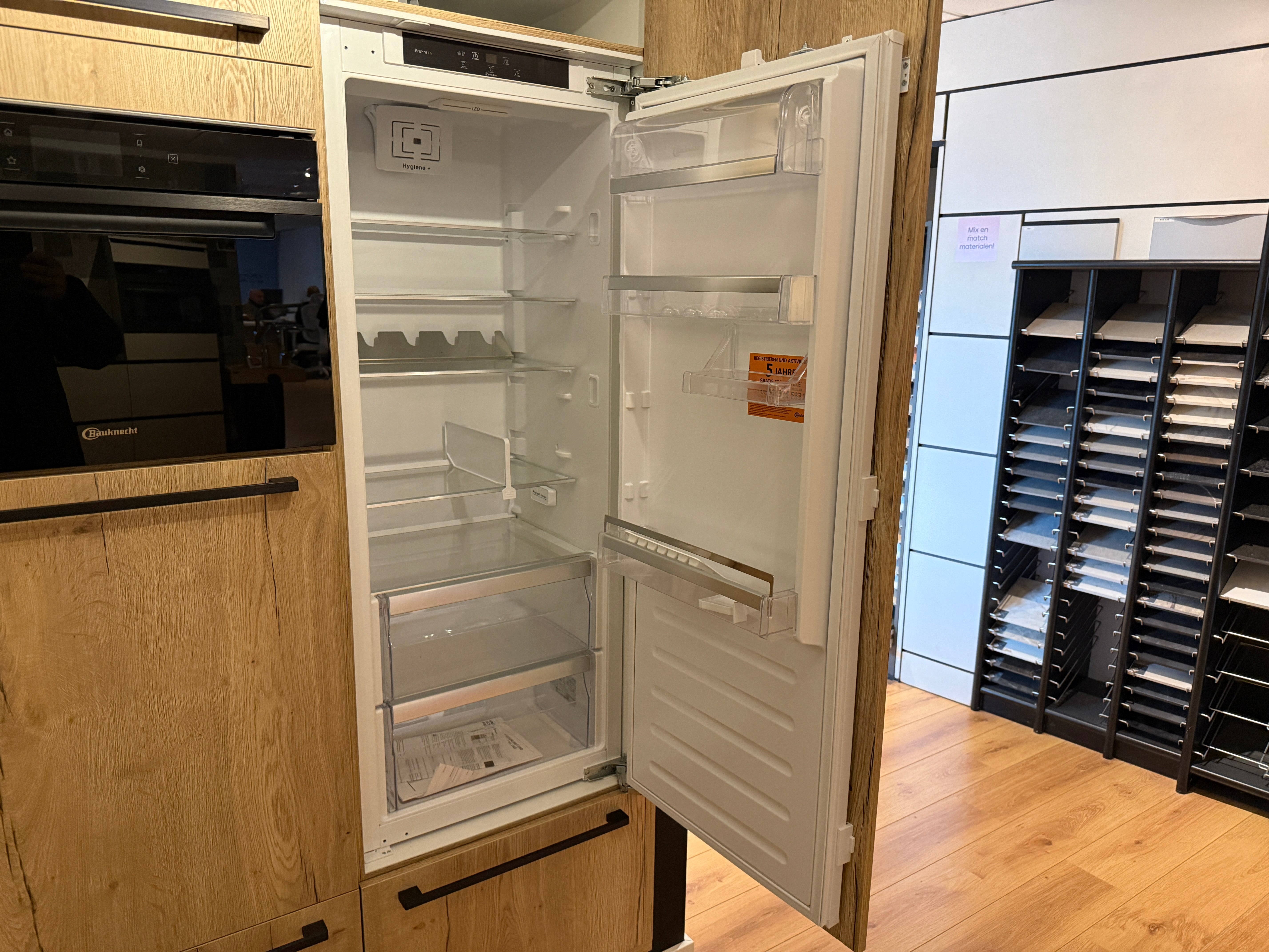 04037 - Moderne keuken met kastenwand