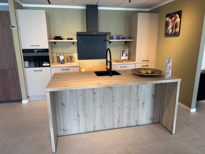 04053 - Impuls showroomkeuken met houten eiland