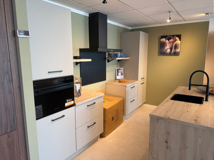 04053 - Impuls showroomkeuken met houten eiland
