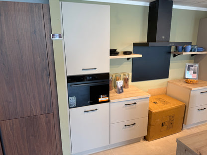 04053 - Impuls showroomkeuken met houten eiland