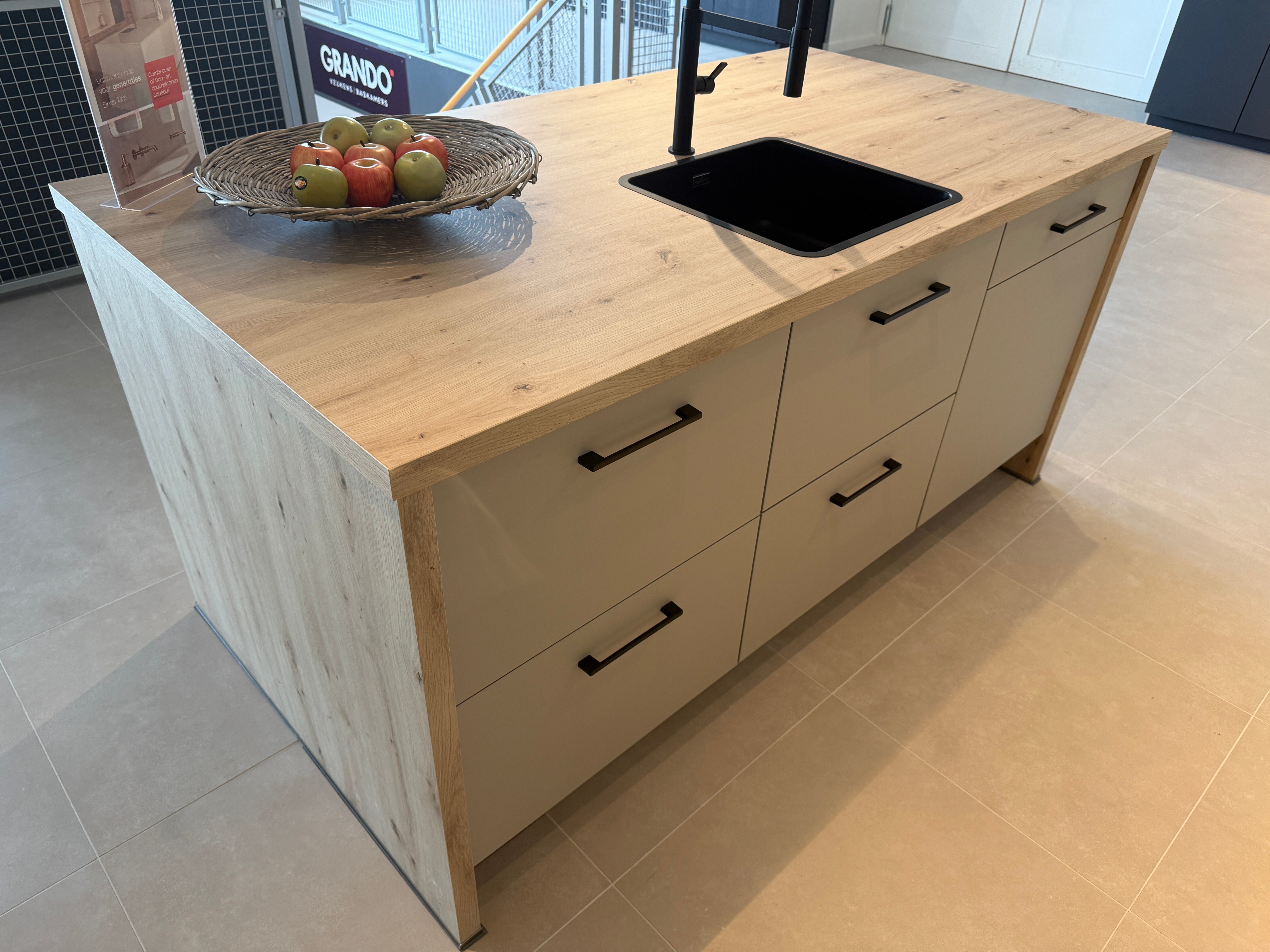 04053 - Impuls showroomkeuken met houten eiland