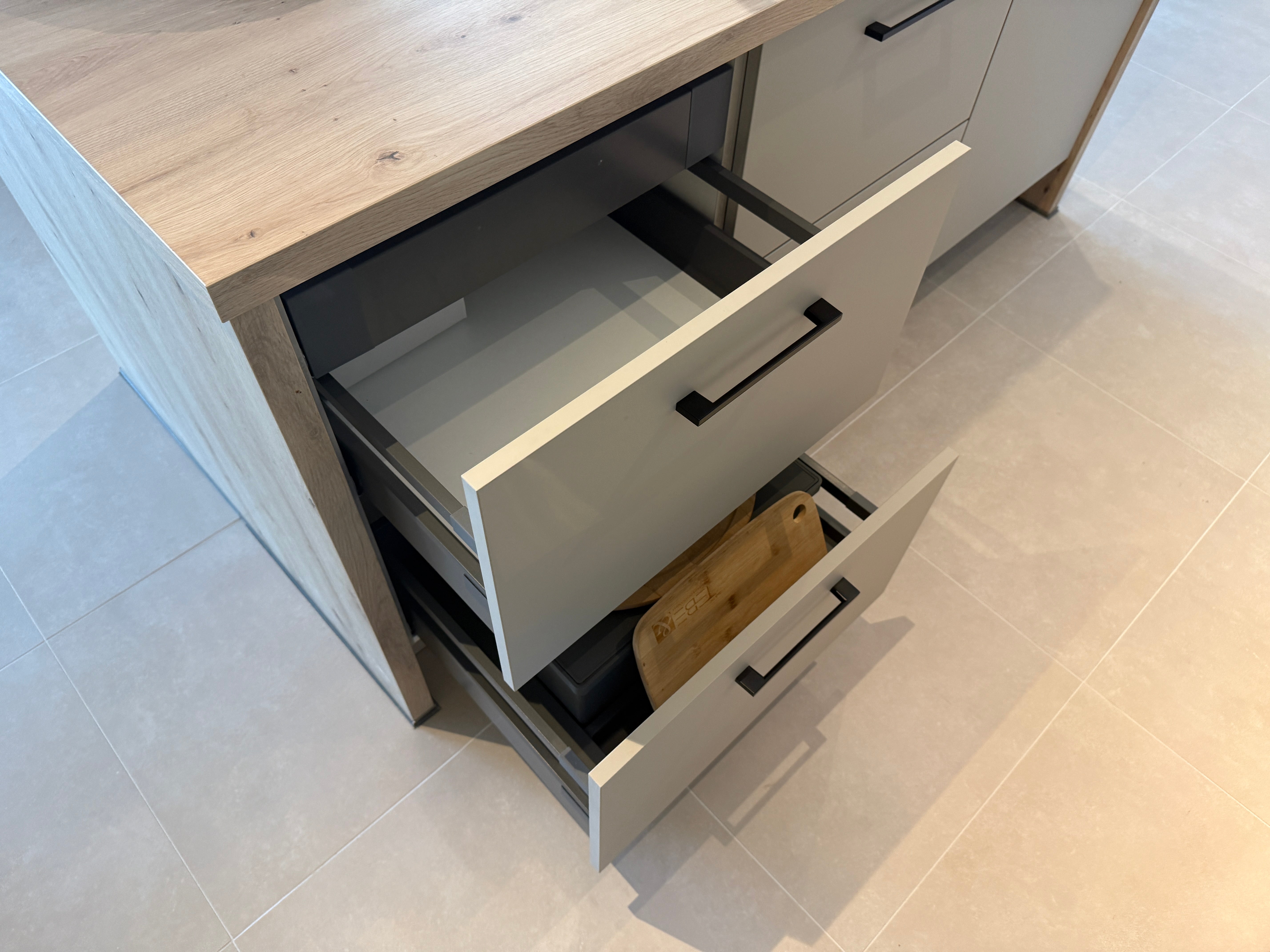 04053 - Impuls showroomkeuken met houten eiland