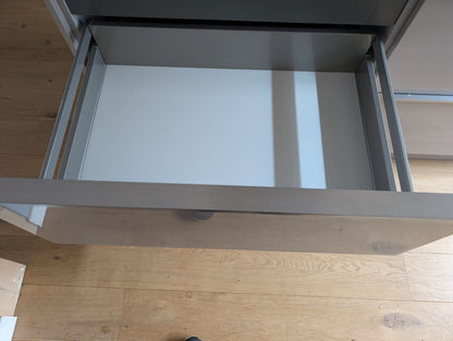 03547 - Licht grijze eilandkeuken