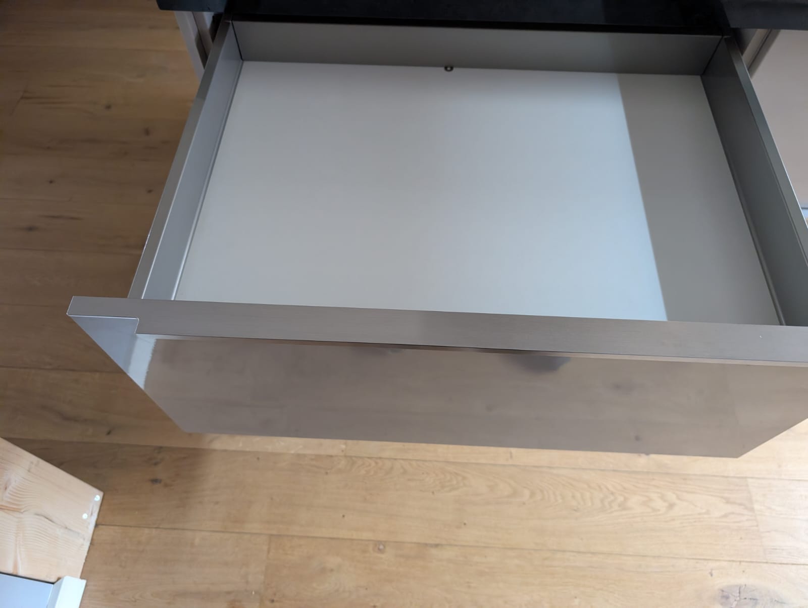 03547 - Licht grijze eilandkeuken