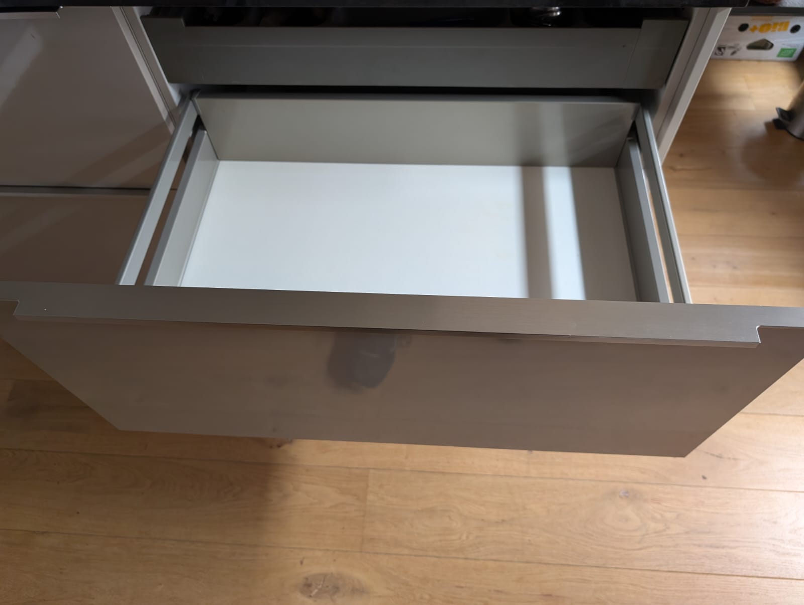 03547 - Licht grijze eilandkeuken