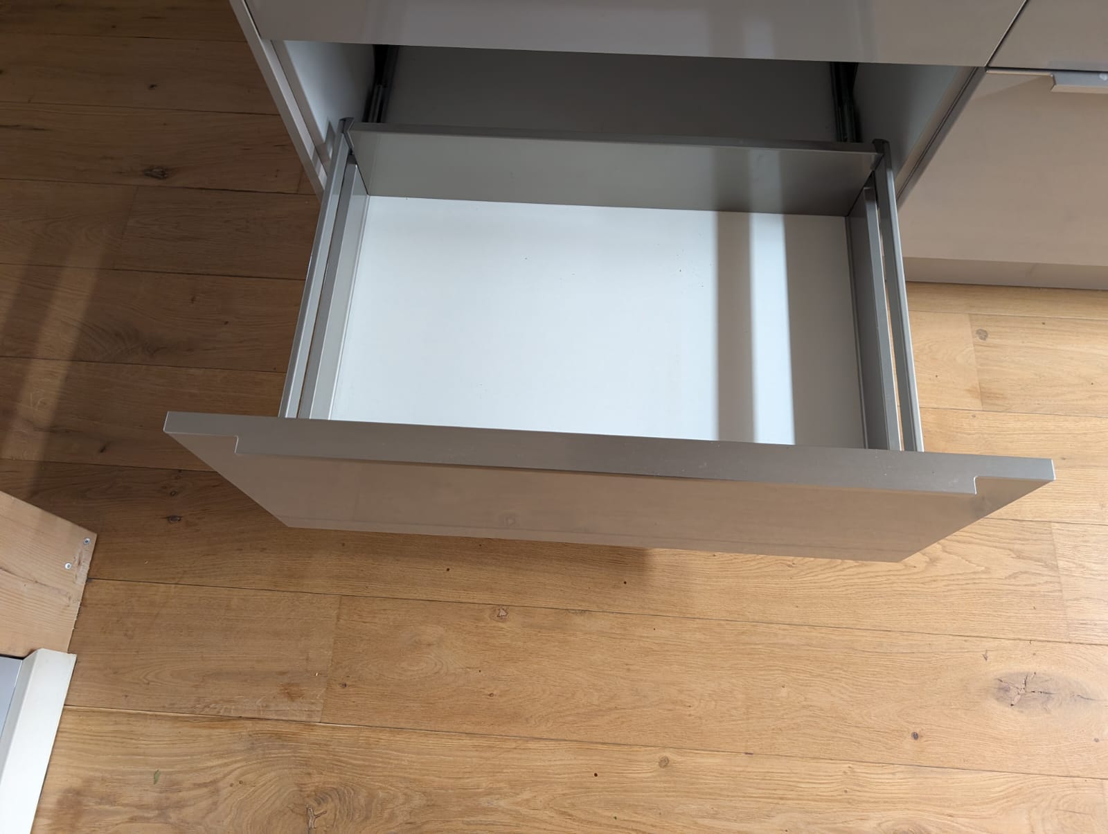 03547 - Licht grijze eilandkeuken