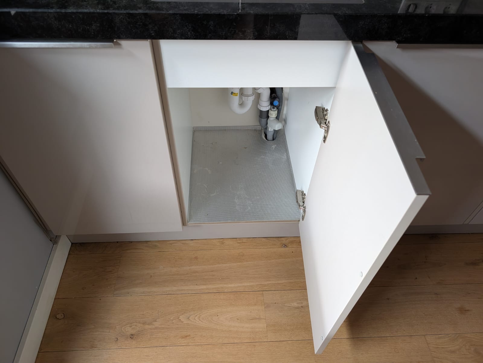 03547 - Licht grijze eilandkeuken