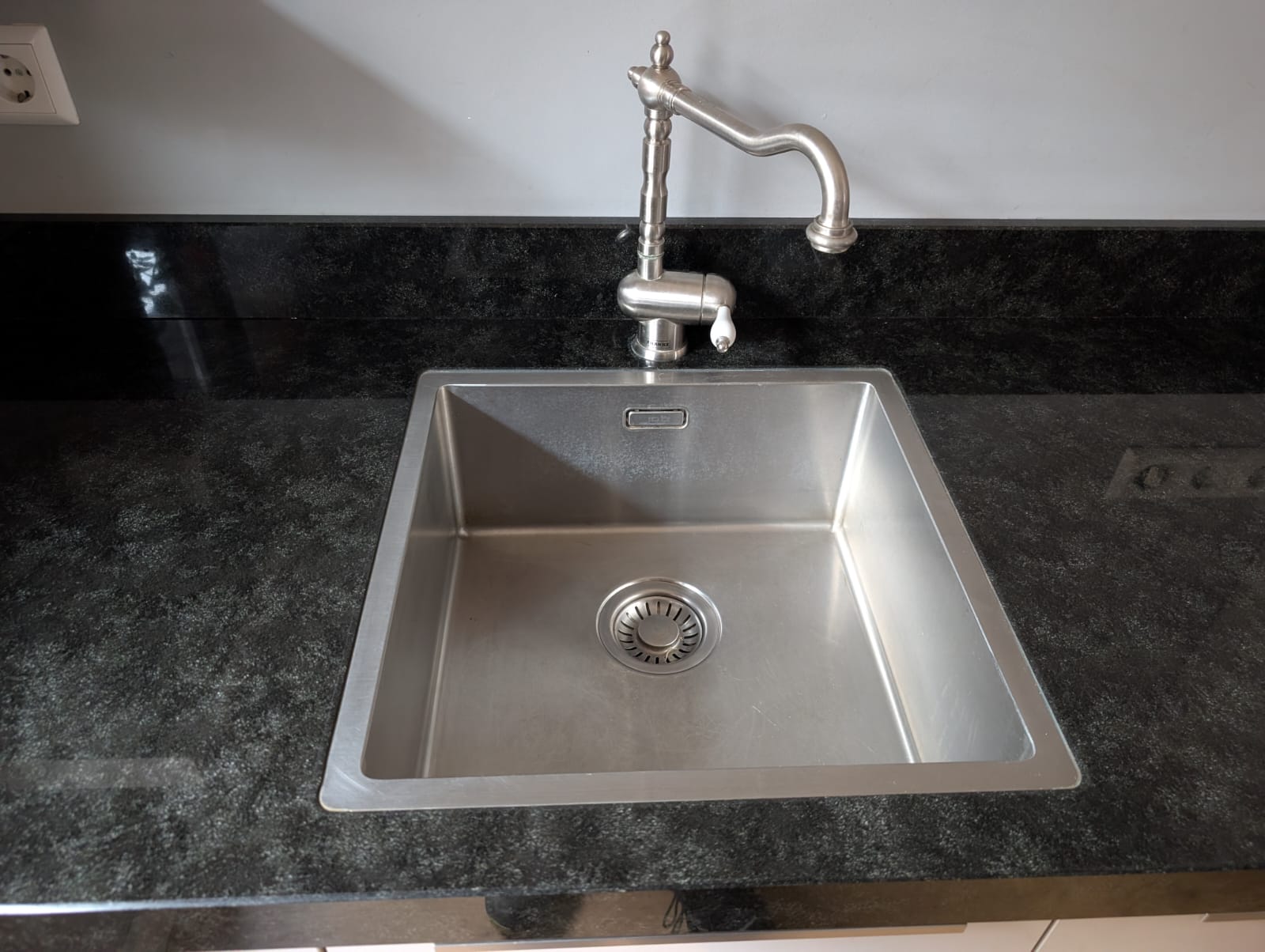 03547 - Licht grijze eilandkeuken