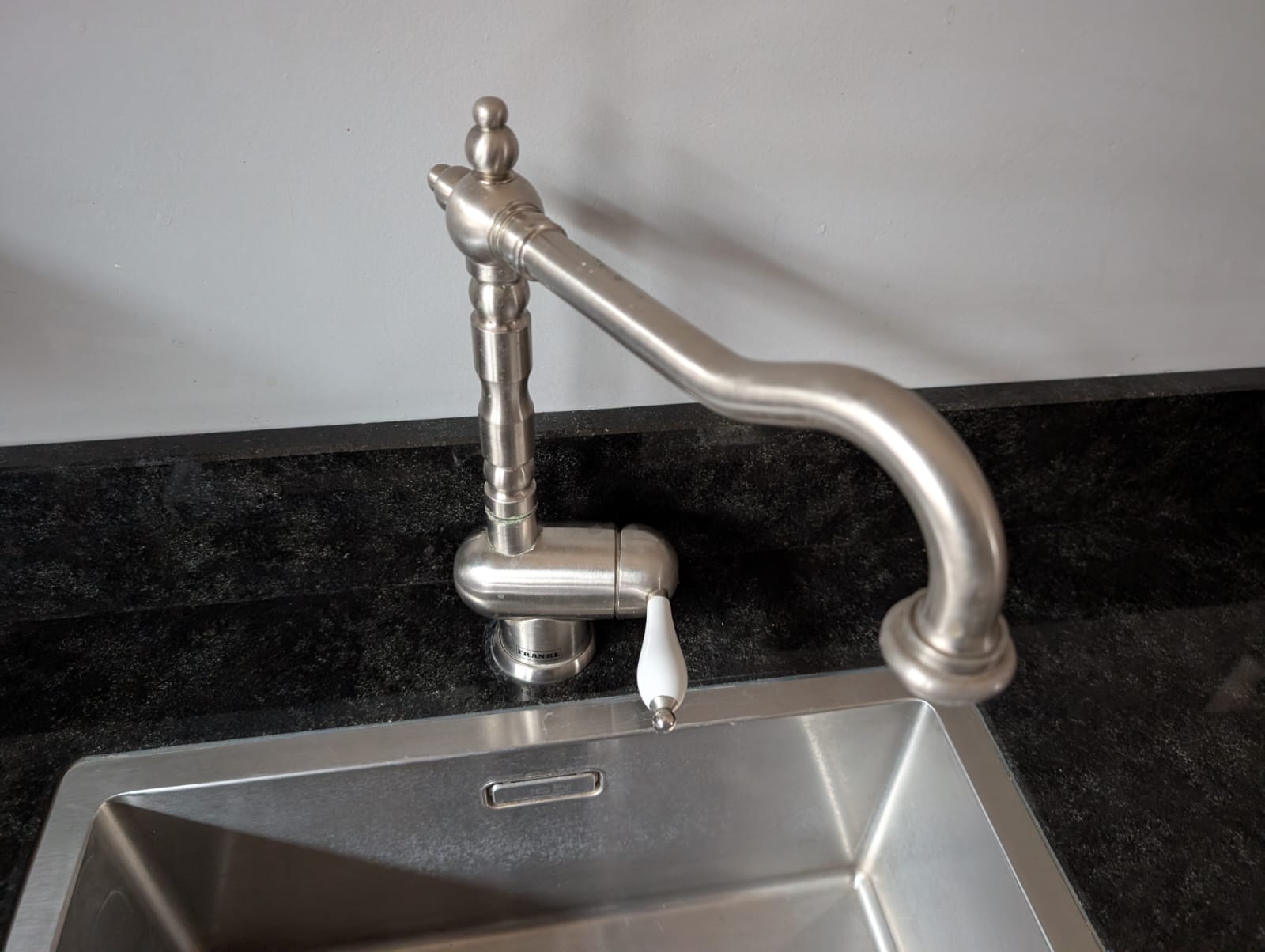 03547 - Licht grijze eilandkeuken