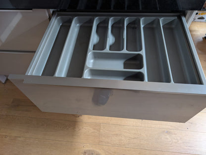 03547 - Licht grijze eilandkeuken