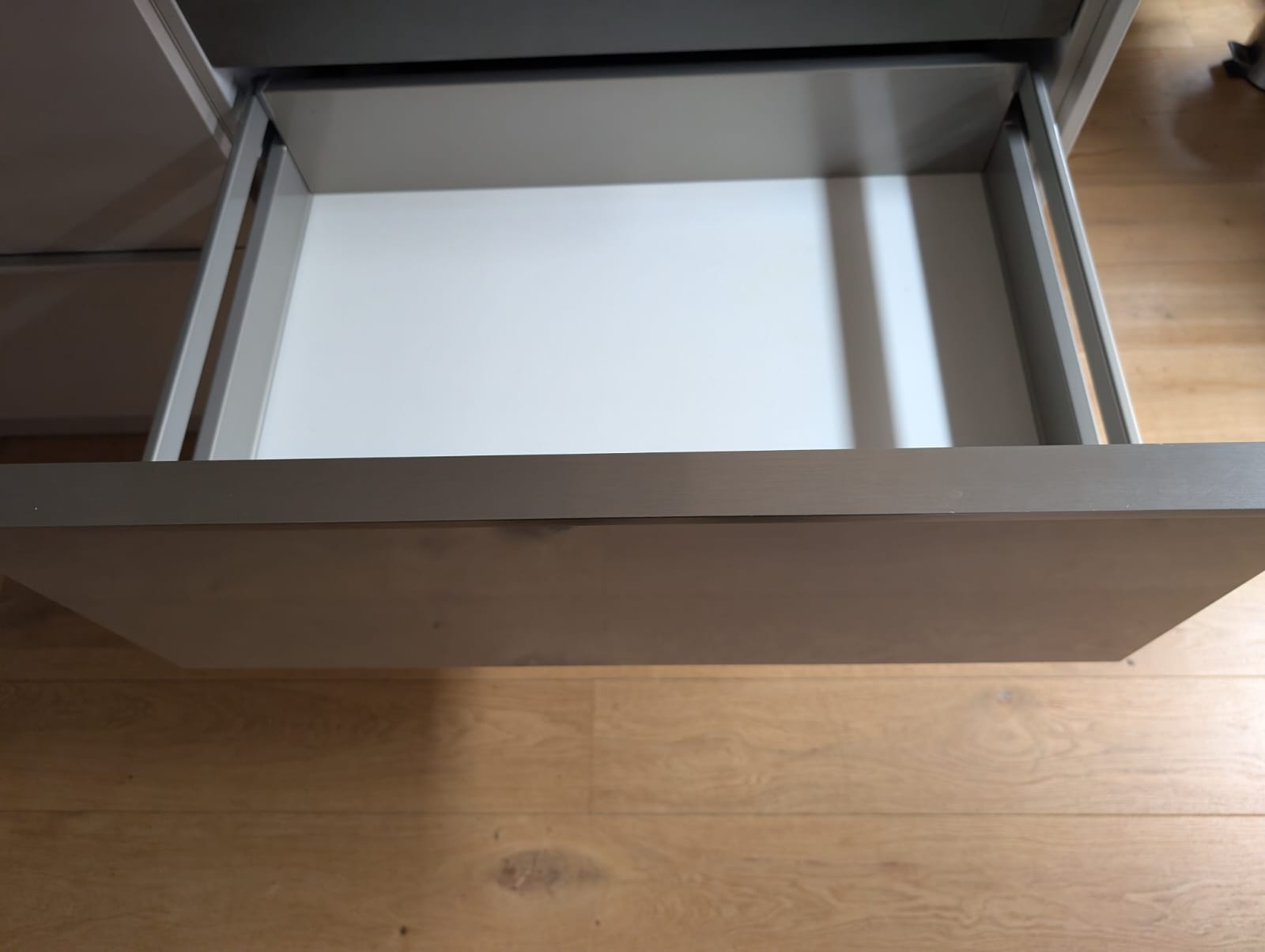 03547 - Licht grijze eilandkeuken