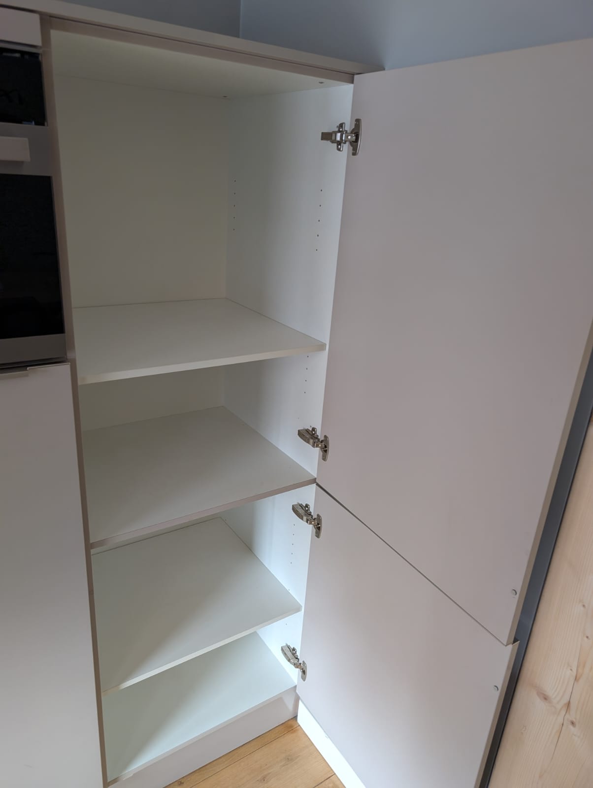 03547 - Licht grijze eilandkeuken