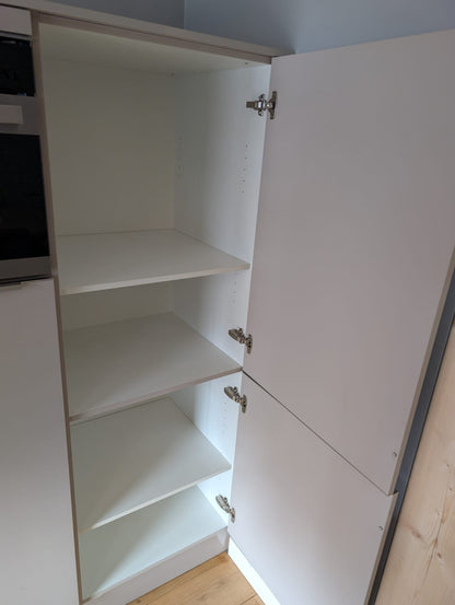 03547 - Licht grijze eilandkeuken