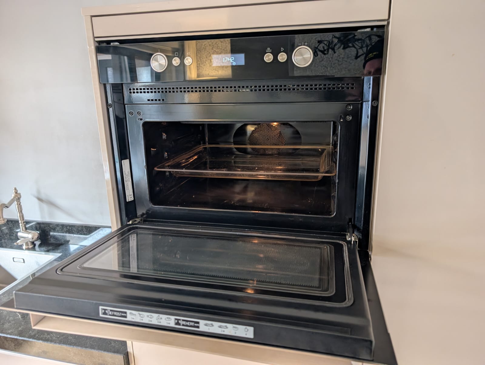 03547 - Licht grijze eilandkeuken