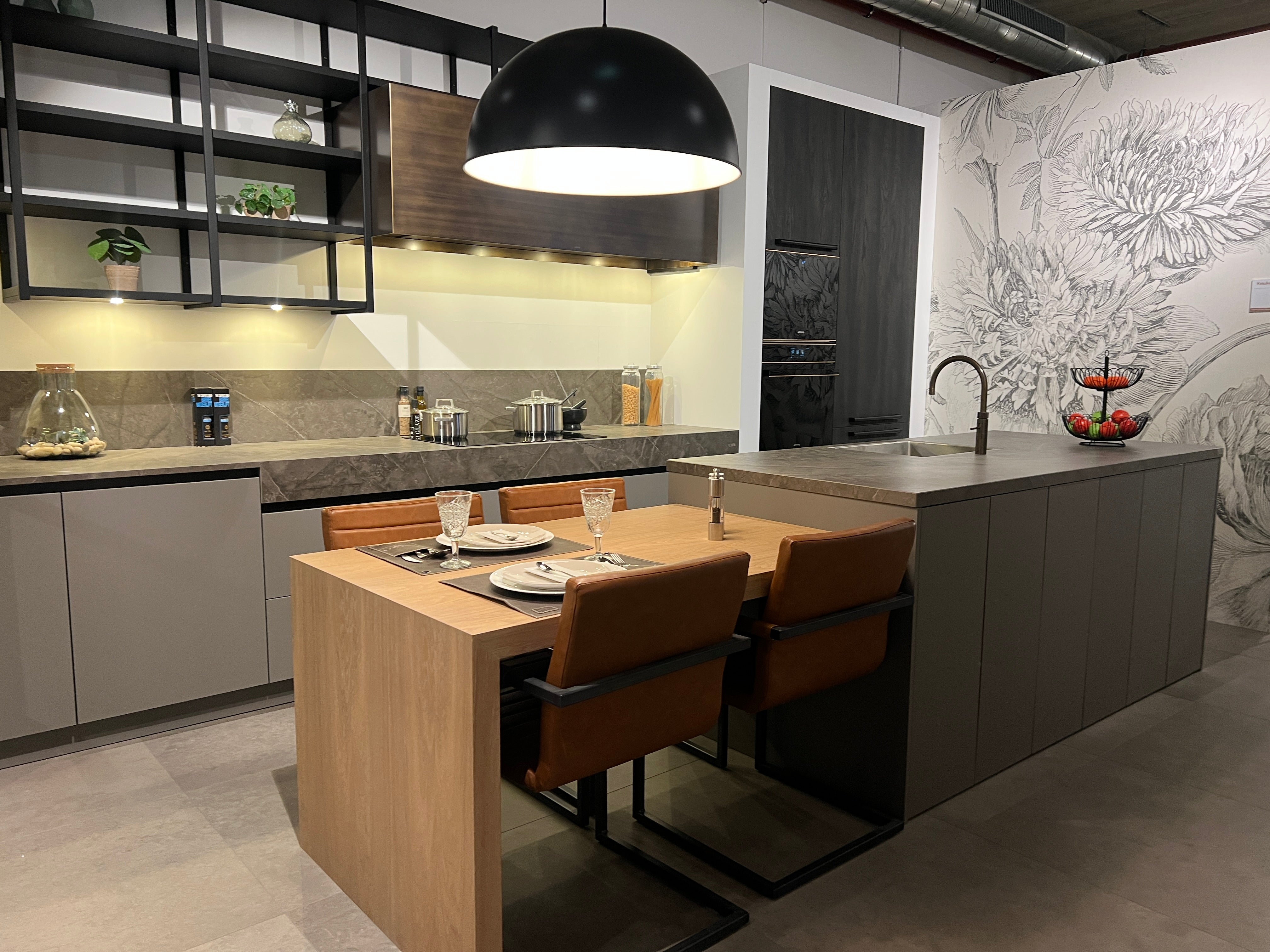 03751 - Moderne eilandkeuken met tafel