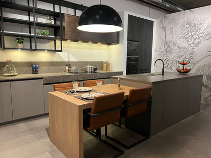 03751 - Moderne eilandkeuken met tafel