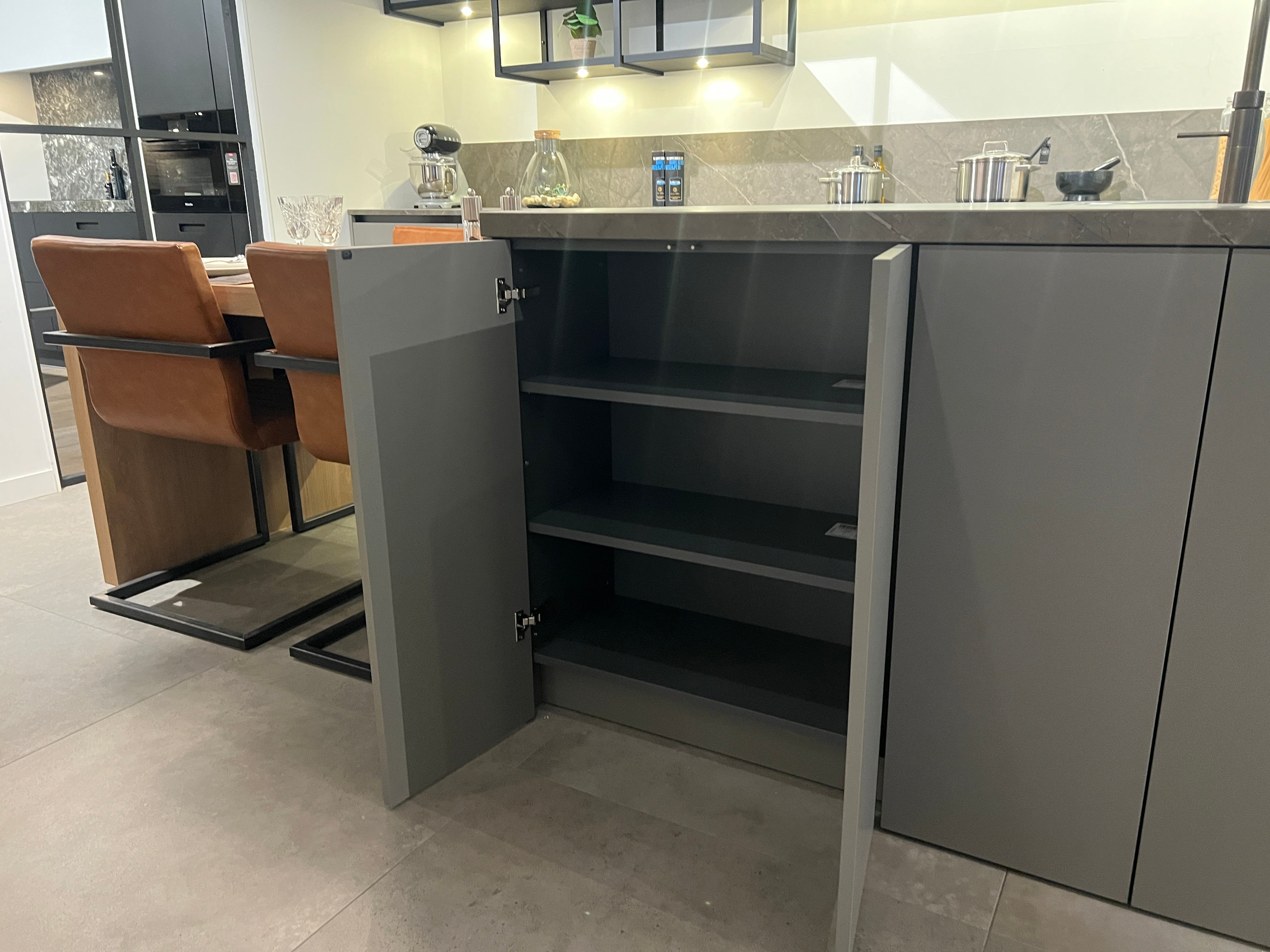 03751 - Moderne eilandkeuken met tafel