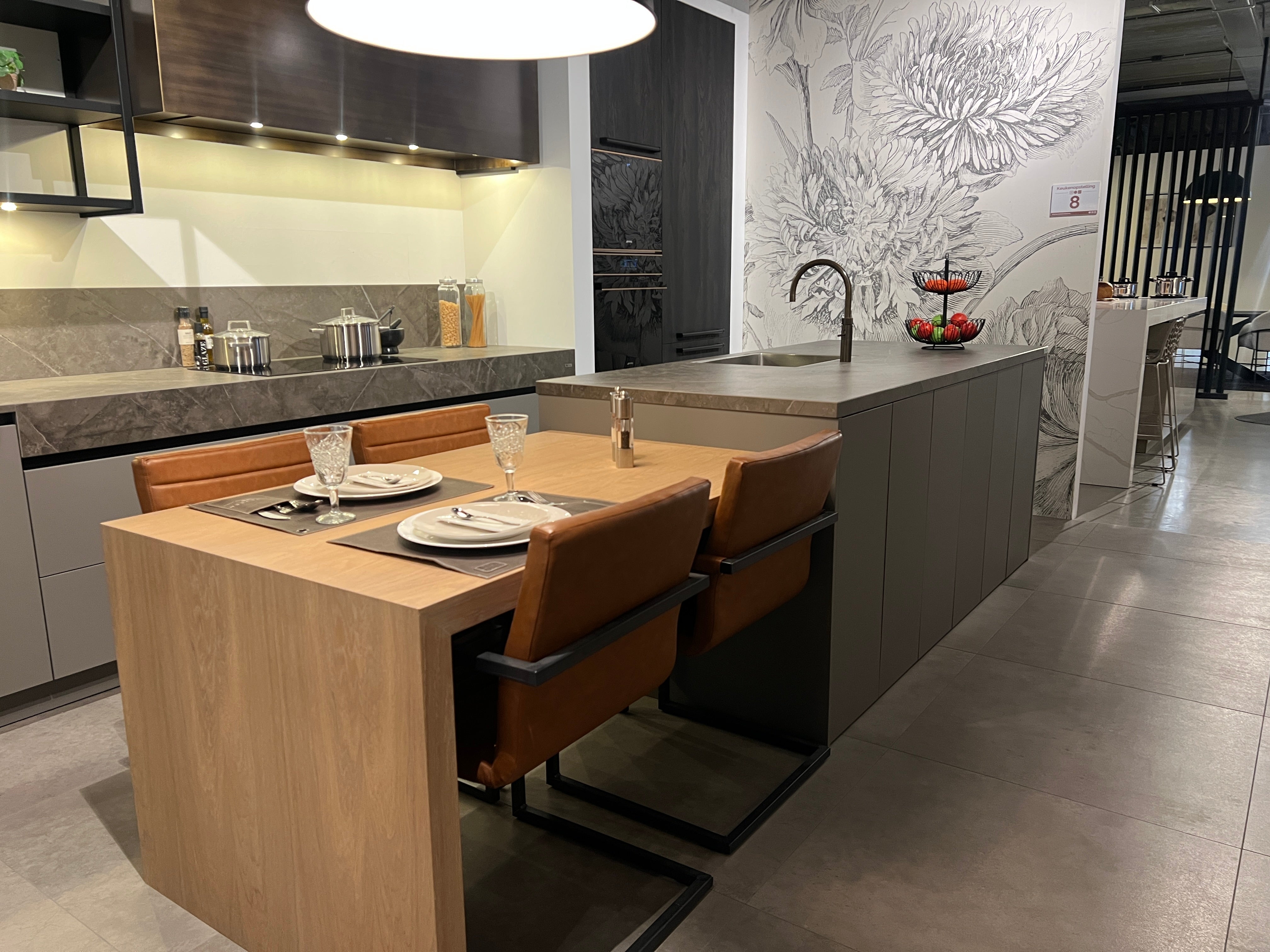 03751 - Moderne eilandkeuken met tafel