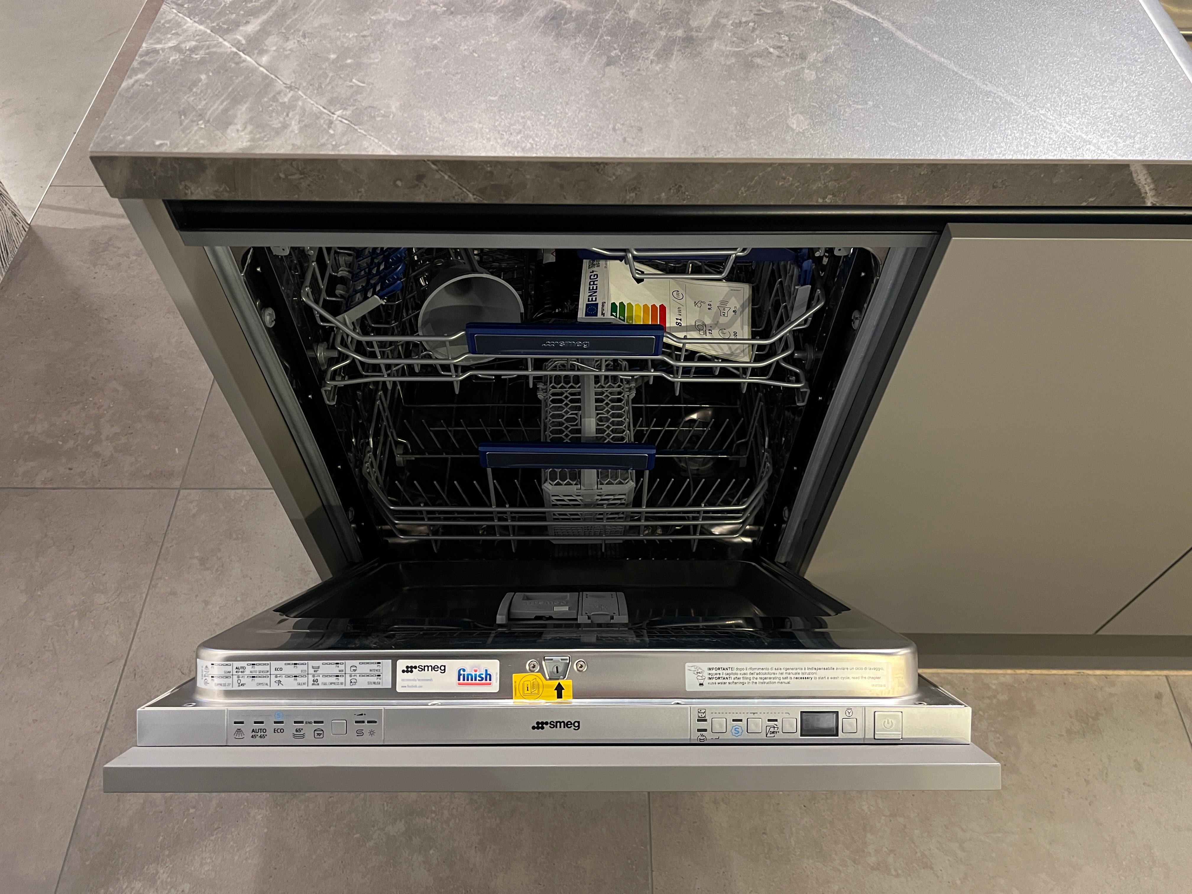 03751 - Moderne eilandkeuken met tafel