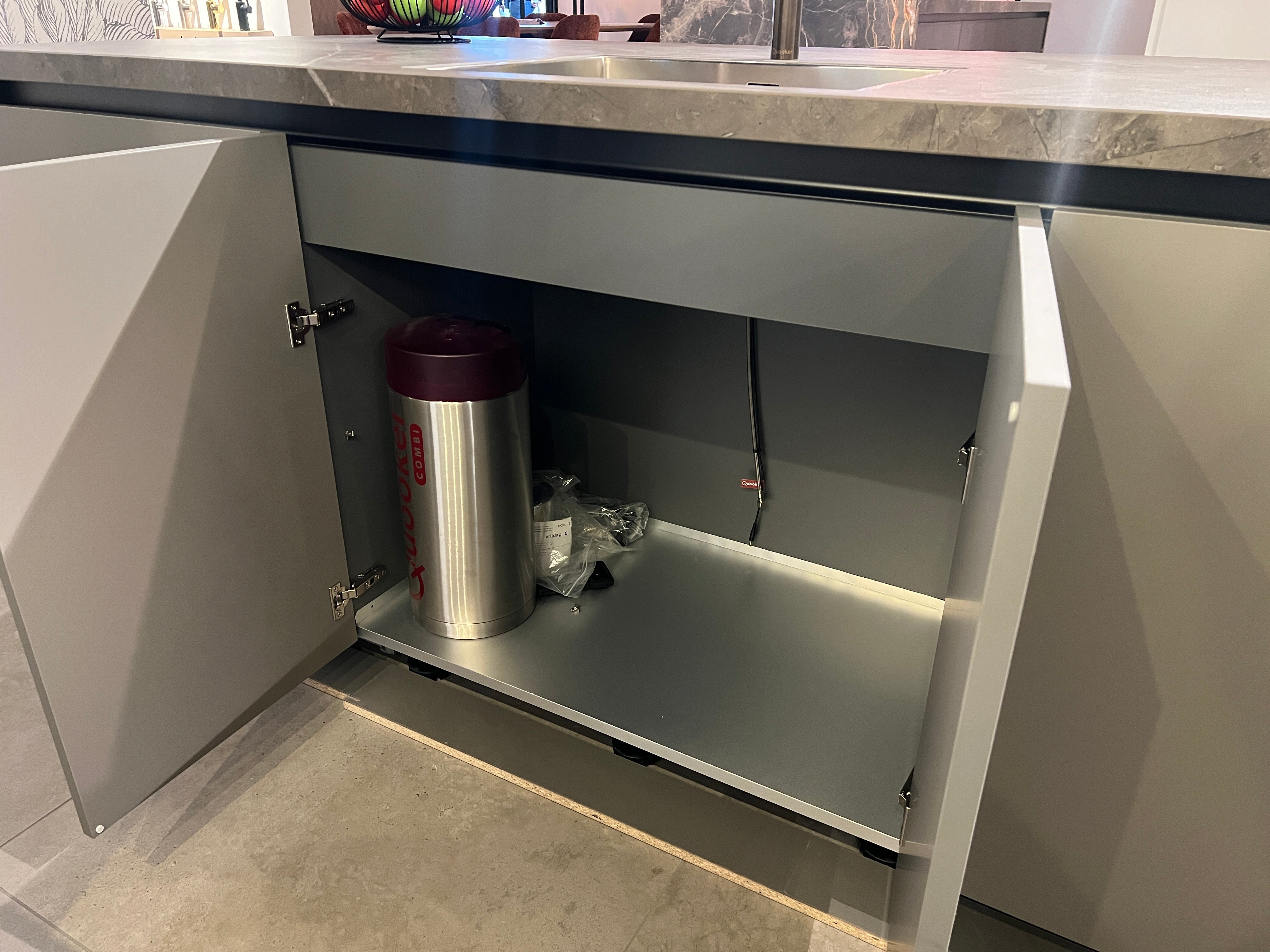 03751 - Moderne eilandkeuken met tafel